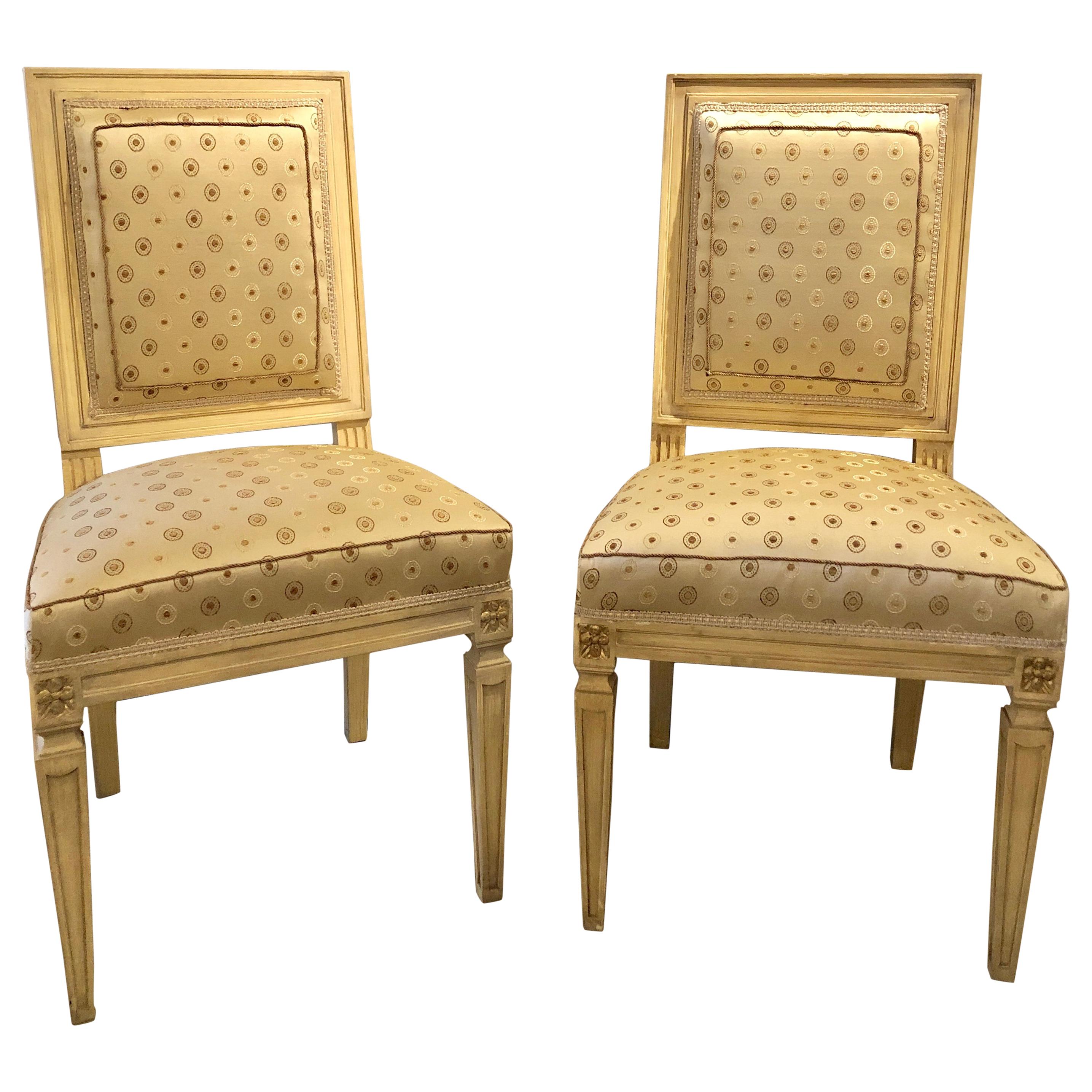 Ensemble de cinq chaises de salle à manger de style Jansen peintes et dorées de style Louis XVI