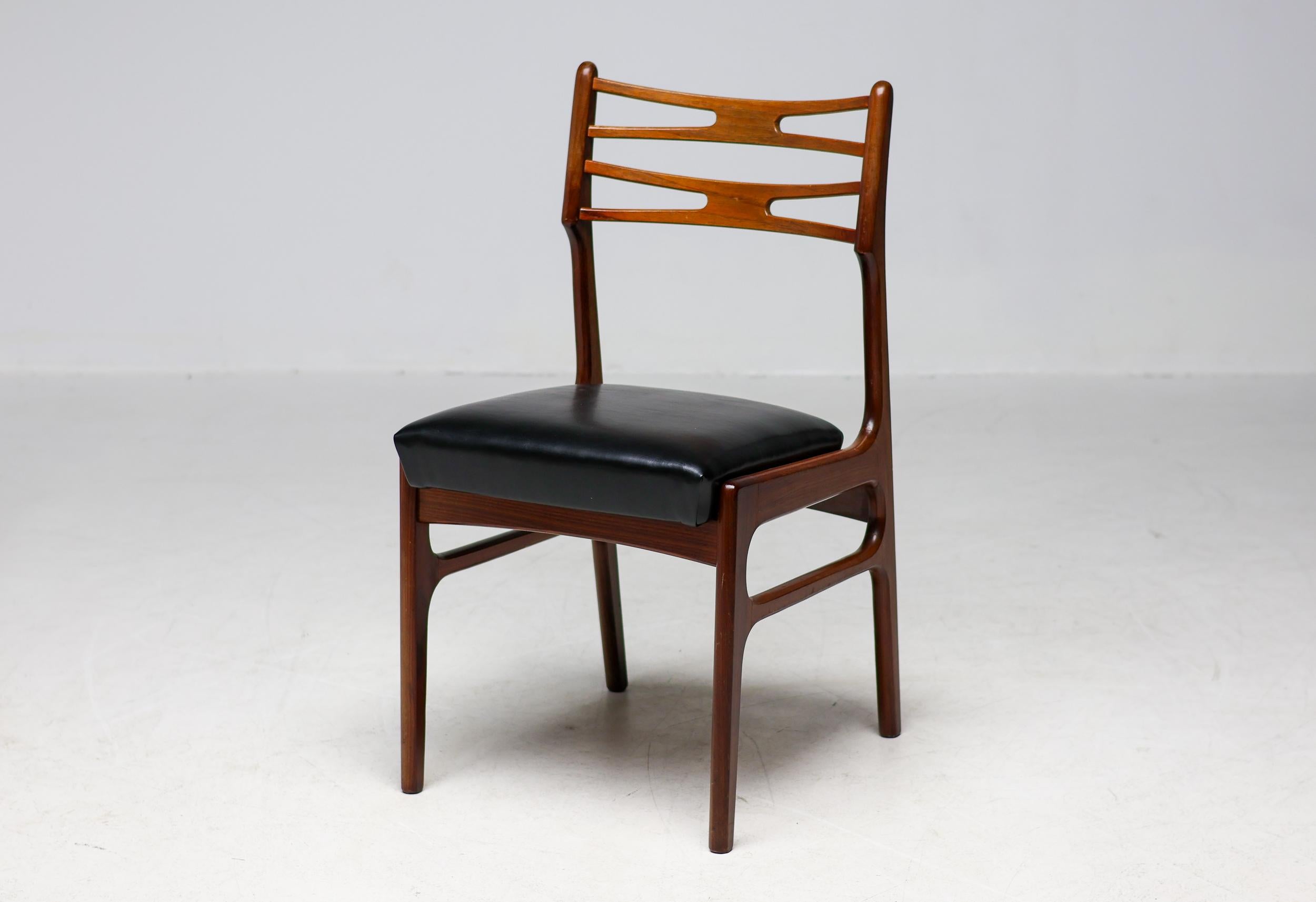 Ensemble de salle à manger composé de quatre chaises d'appoint en teck et d'un fauteuil. 
Conçu par Johannes Andersen, produit par Vamo Sønderborg. 
Les 5 chaises ont été récemment recouvertes de Naugahyde noir.
Le fauteuil présente quelques usures
