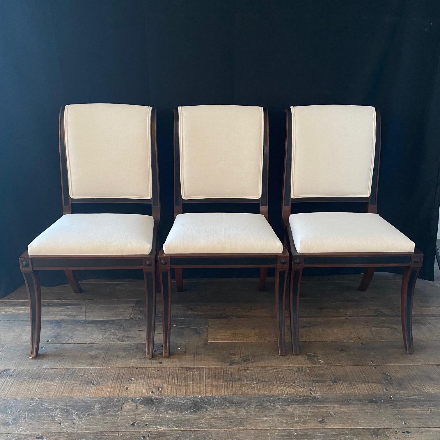 Ensemble de cinq chaises de salle à manger néoclassiques Klismos en ébène et acajou en vente 5