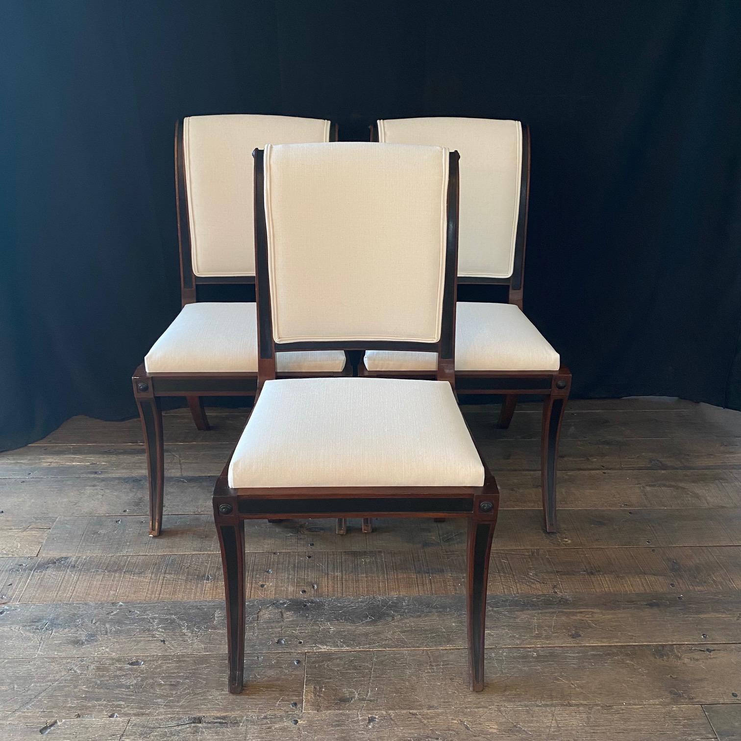 Néoclassique Ensemble de cinq chaises de salle à manger néoclassiques Klismos en ébène et acajou en vente