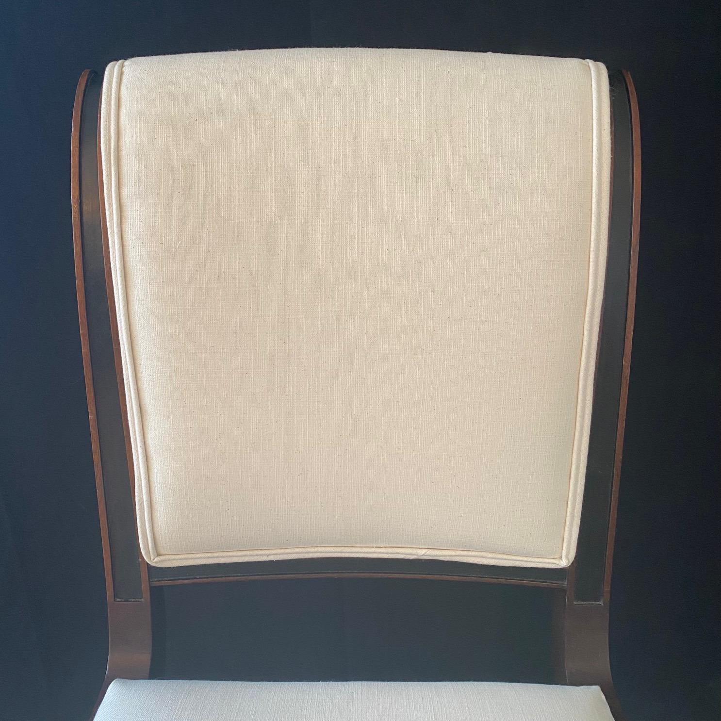 Fin du 20e siècle Ensemble de cinq chaises de salle à manger néoclassiques Klismos en ébène et acajou en vente