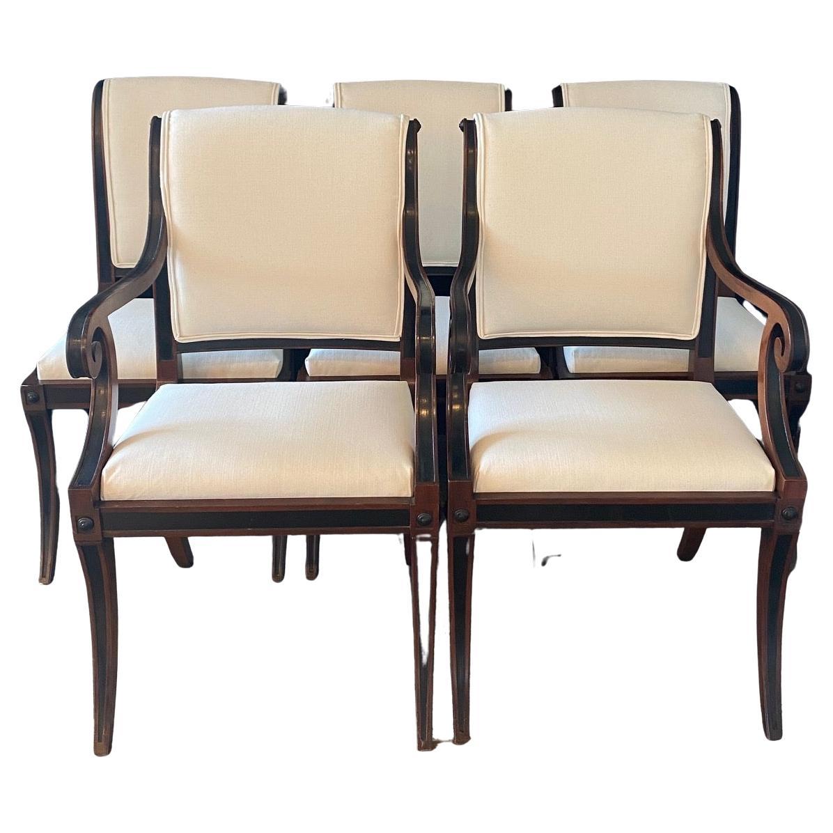 Ensemble de cinq chaises de salle à manger néoclassiques Klismos en ébène et acajou en vente
