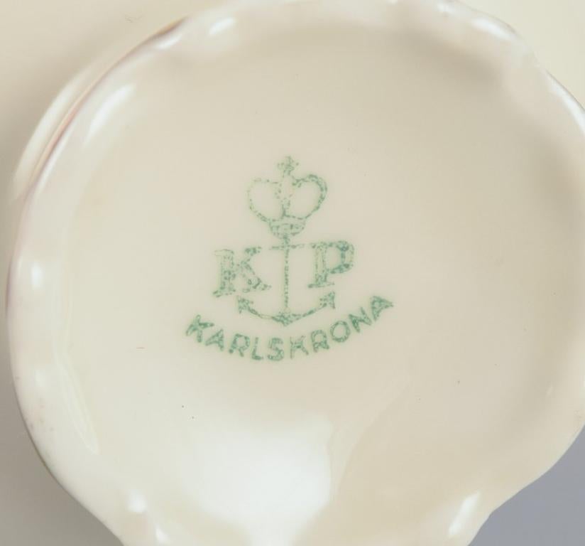 Metà XX secolo Set di cinque tazze da tè KP, Karlskrona con piattini e lattiera in vendita