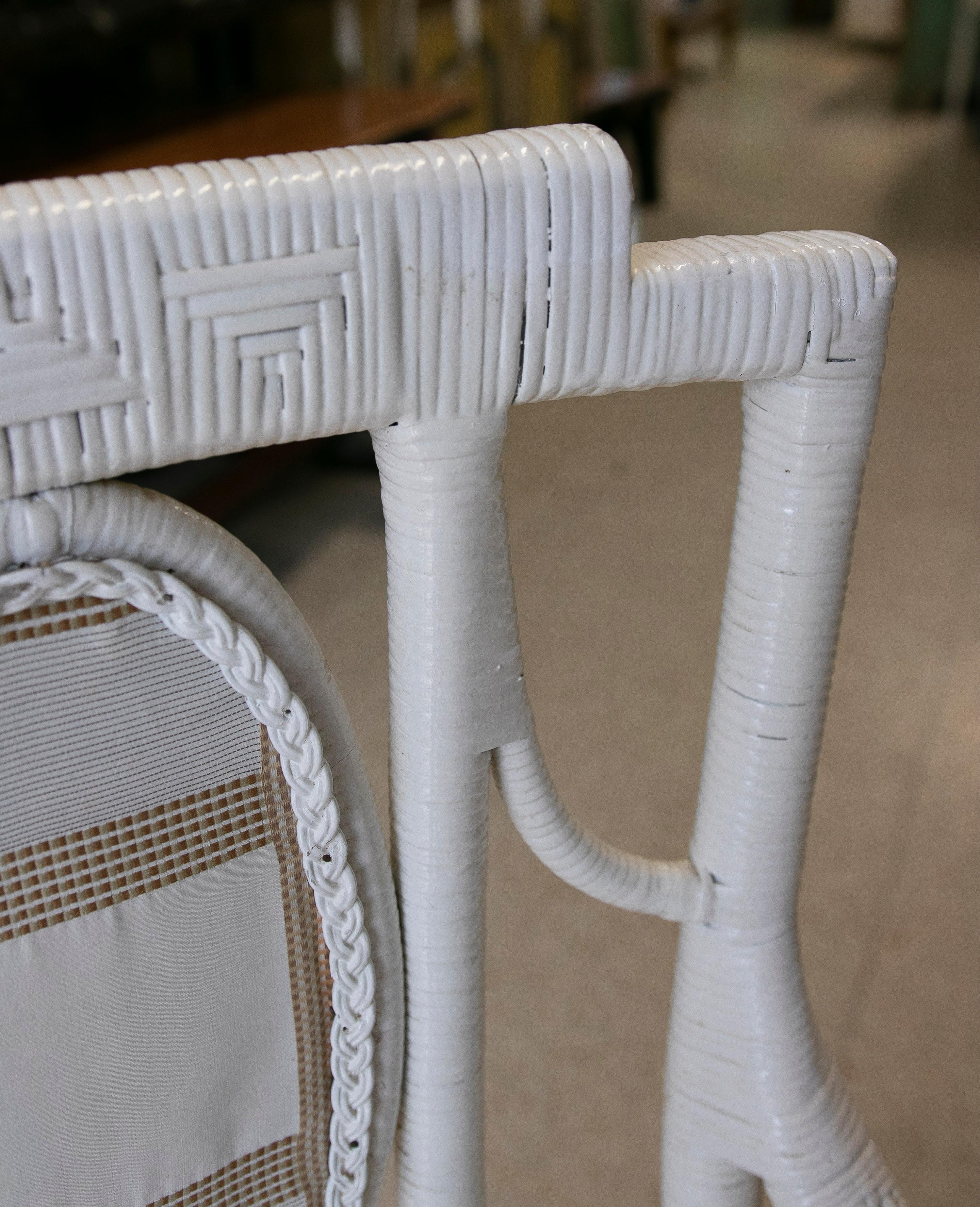 Ensemble de cinq fauteuils espagnols en osier tissé sur bois blanc de la fin du 20e siècle en vente 4