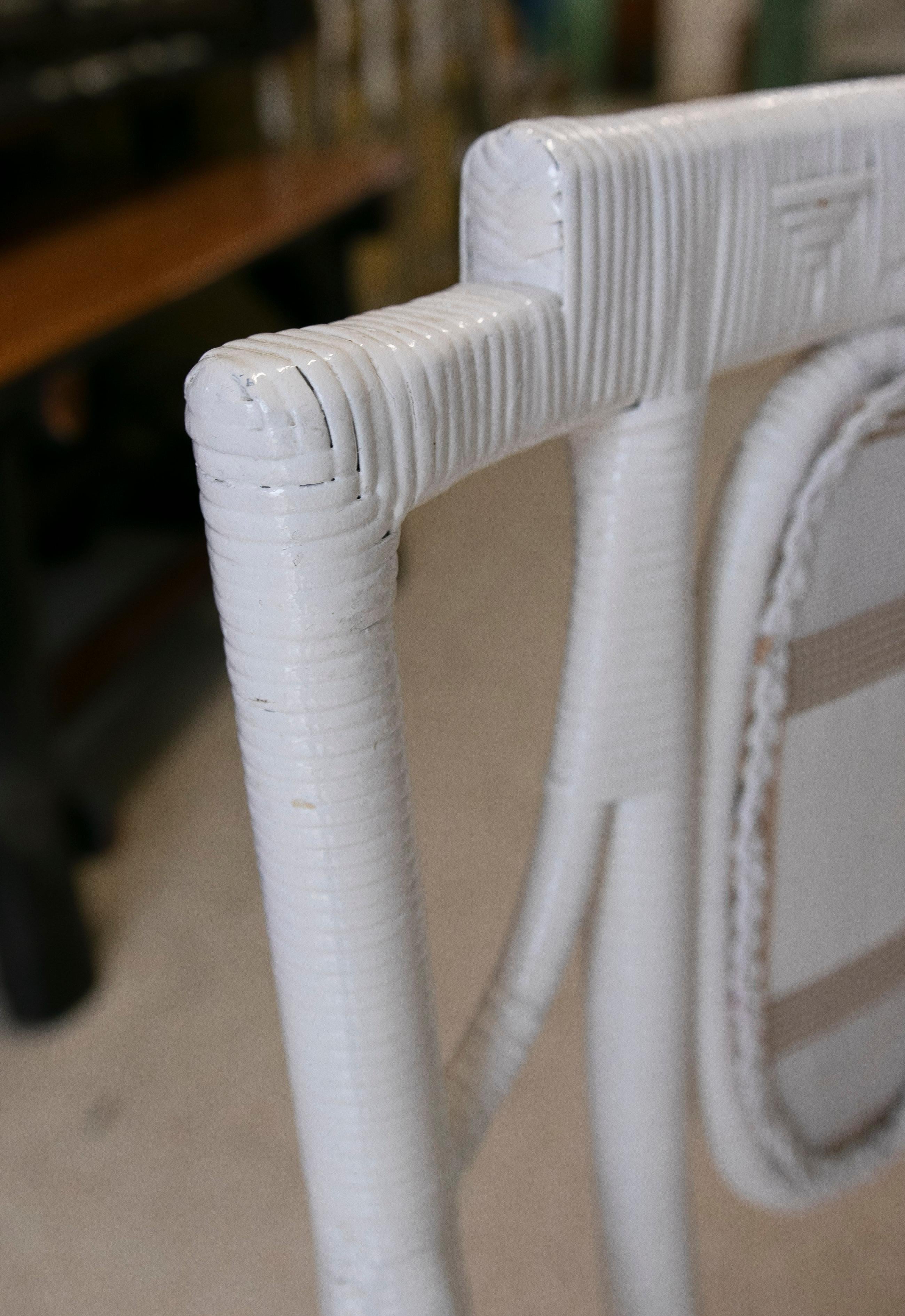 Ensemble de cinq fauteuils espagnols en osier tissé sur bois blanc de la fin du 20e siècle en vente 5
