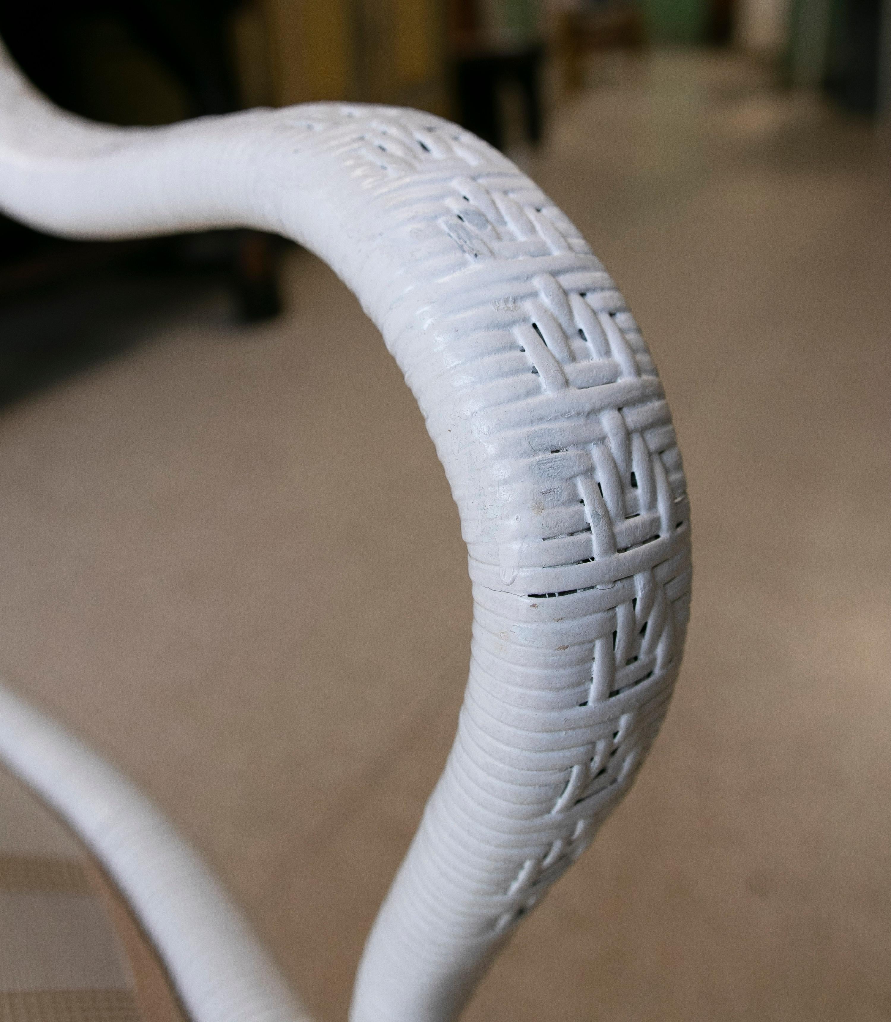 Ensemble de cinq fauteuils espagnols en osier tissé sur bois blanc de la fin du 20e siècle en vente 6