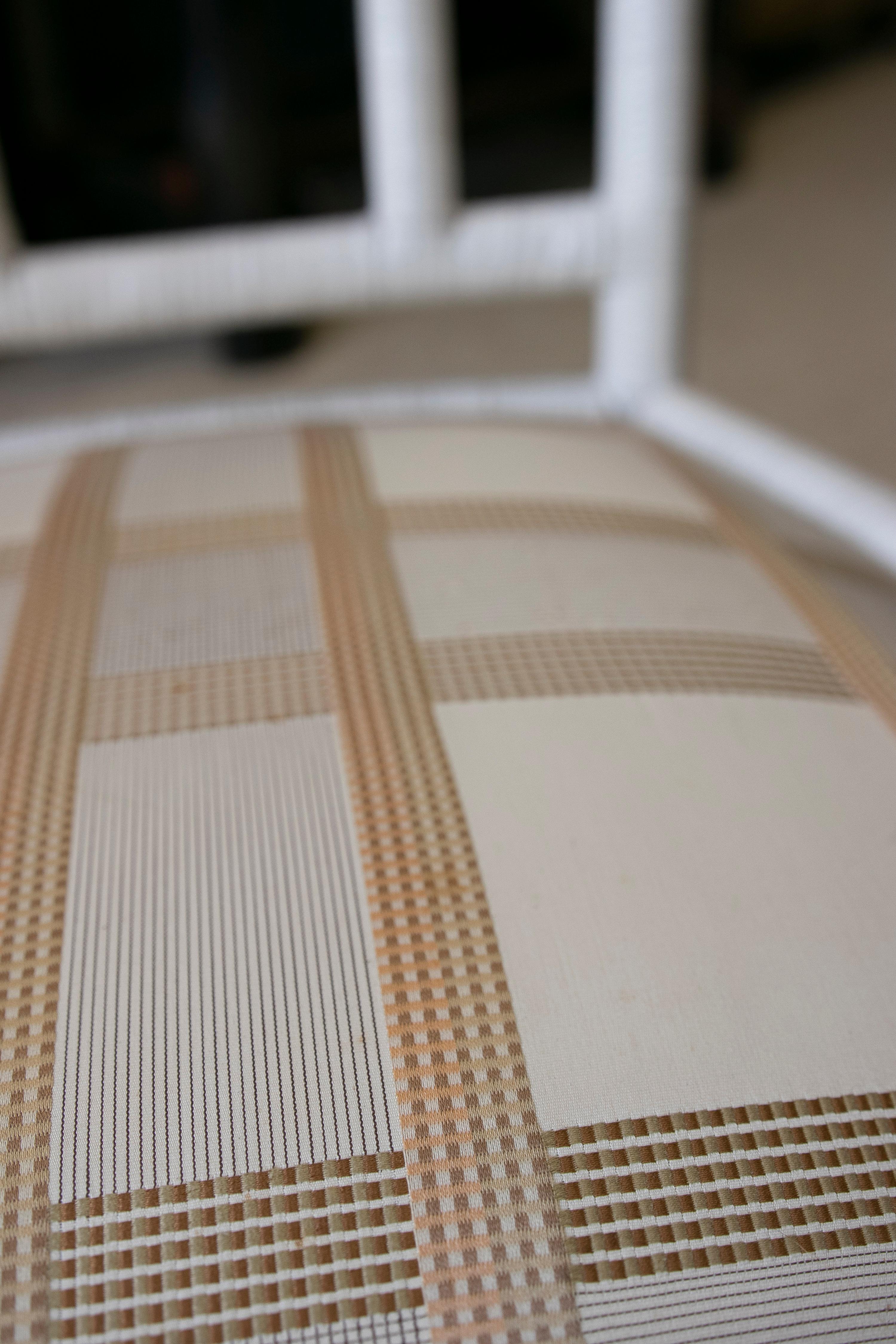 Ensemble de cinq fauteuils espagnols en osier tissé sur bois blanc de la fin du 20e siècle en vente 7