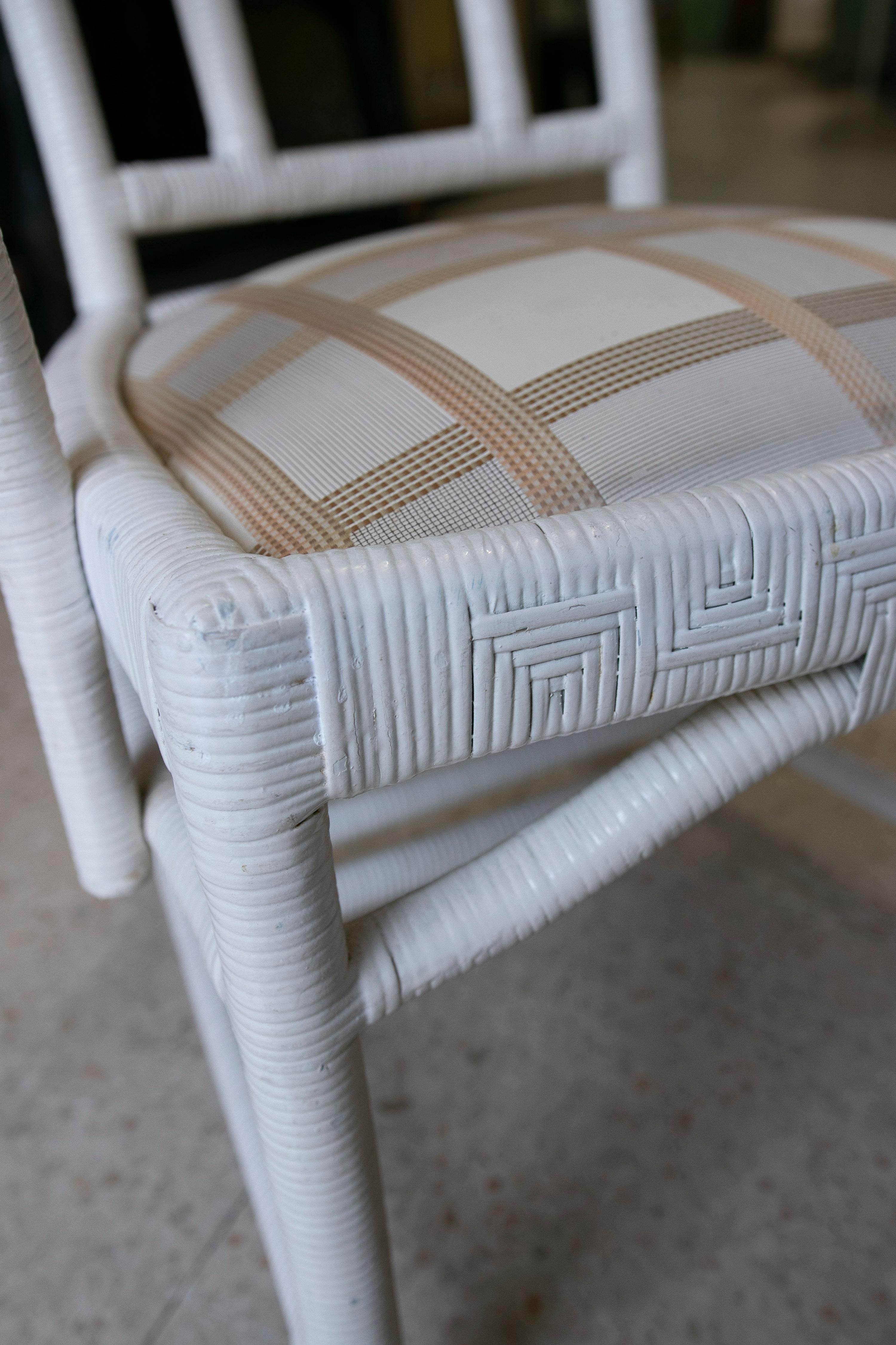 Ensemble de cinq fauteuils espagnols en osier tissé sur bois blanc de la fin du 20e siècle en vente 8