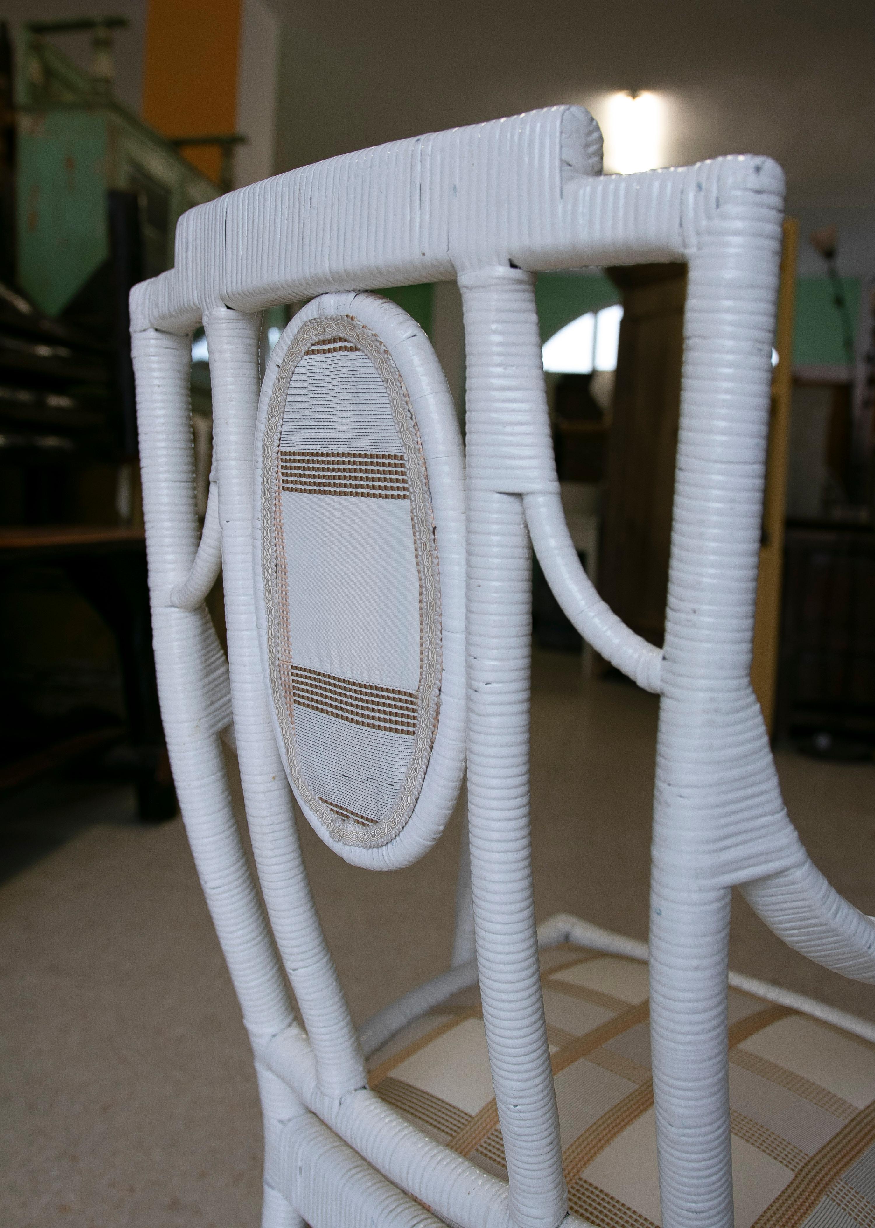 Ensemble de cinq fauteuils espagnols en osier tissé sur bois blanc de la fin du 20e siècle en vente 9
