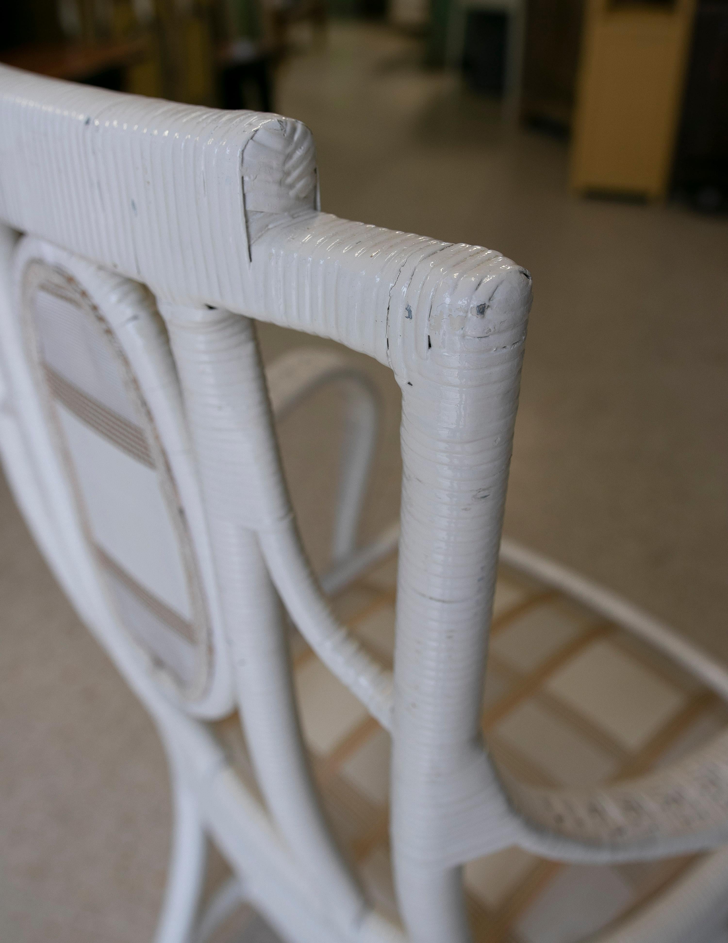 Ensemble de cinq fauteuils espagnols en osier tissé sur bois blanc de la fin du 20e siècle en vente 10