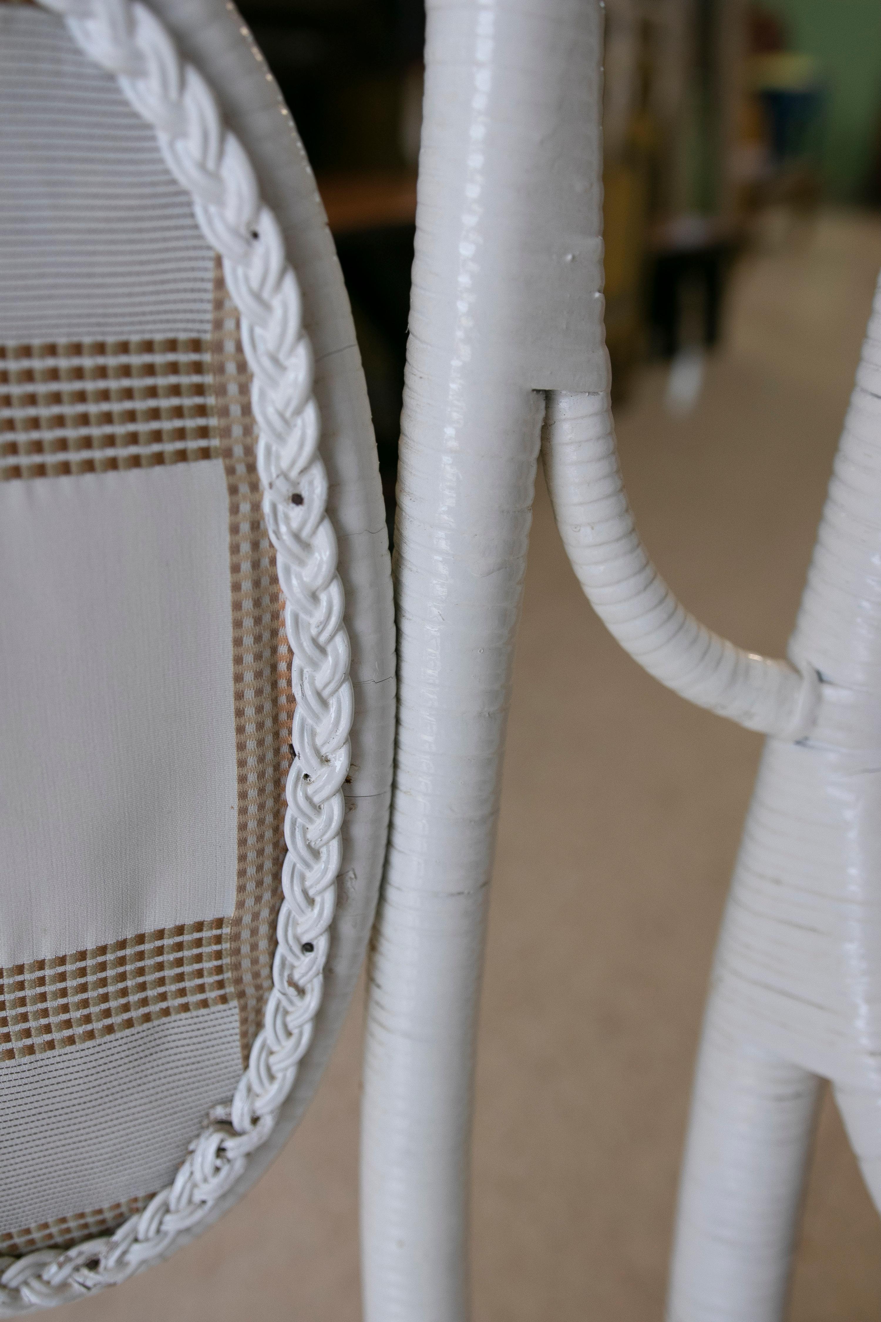 Ensemble de cinq fauteuils espagnols en osier tissé sur bois blanc de la fin du 20e siècle en vente 11