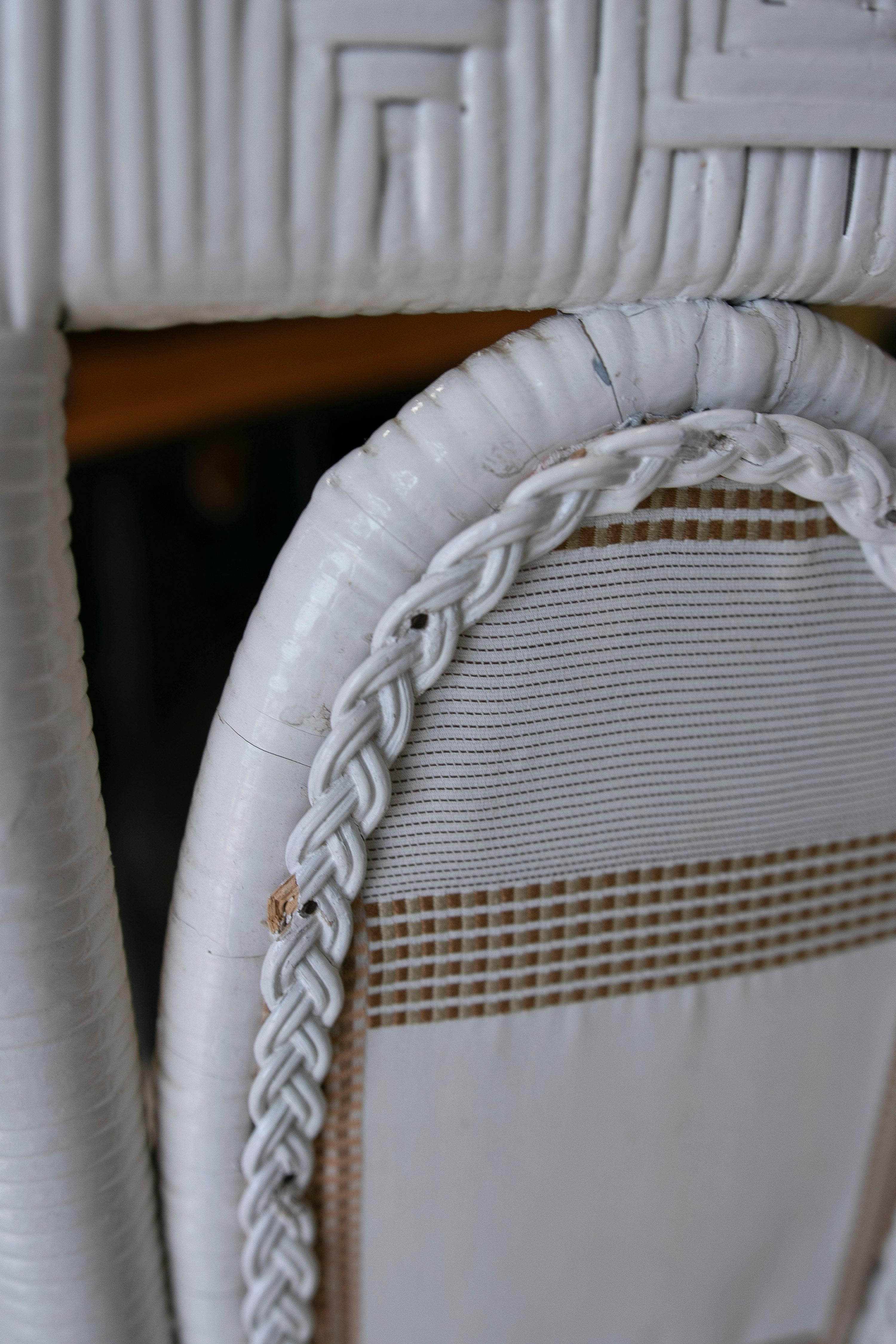 Ensemble de cinq fauteuils espagnols en osier tissé sur bois blanc de la fin du 20e siècle en vente 12