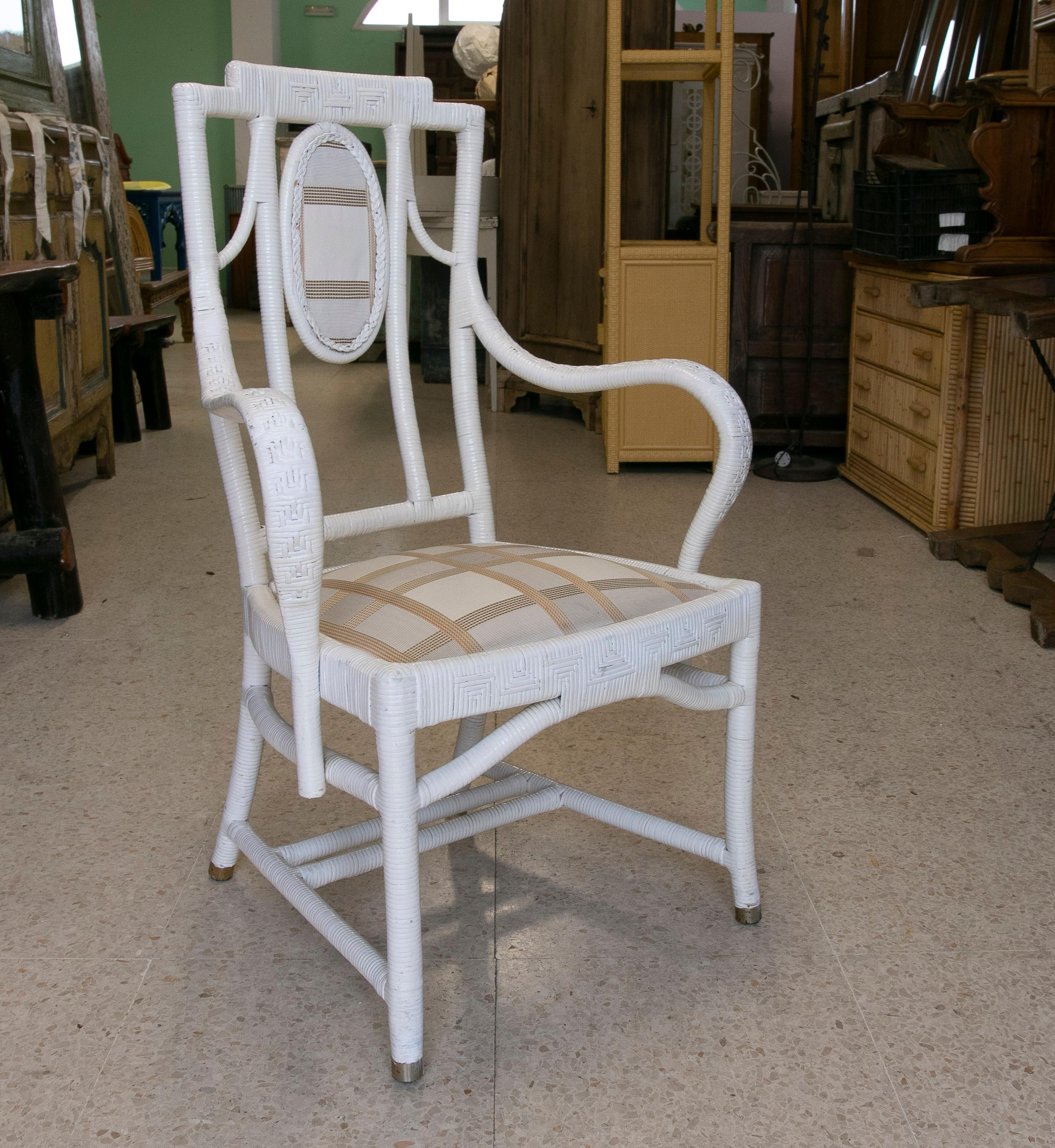 Ensemble de cinq fauteuils de jardin vintage des années 1970 en osier tressé espagnol sur bois blanc.