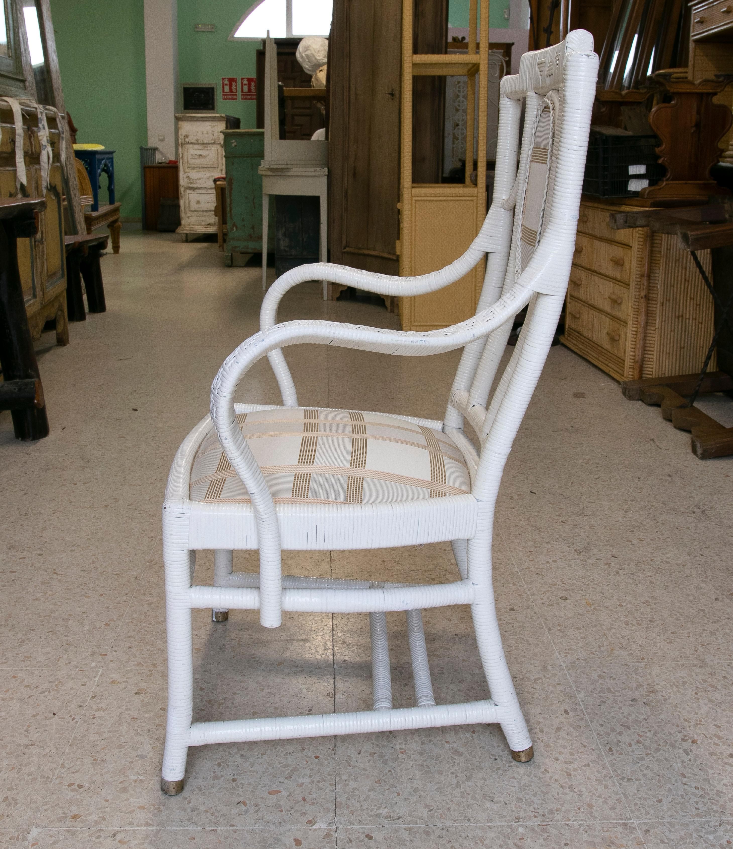 Ensemble de cinq fauteuils espagnols en osier tissé sur bois blanc de la fin du 20e siècle Bon état - En vente à Marbella, ES