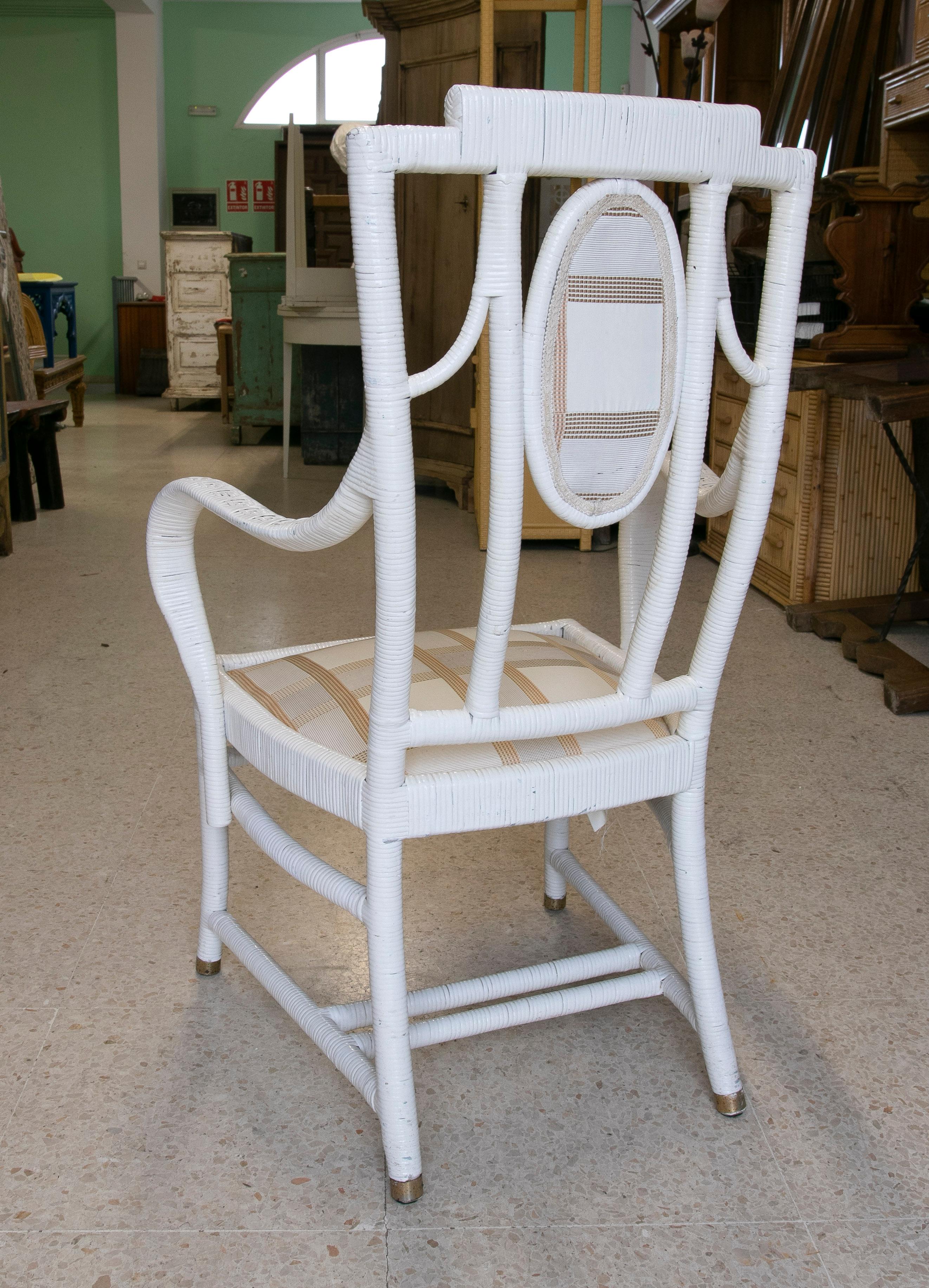 20ième siècle Ensemble de cinq fauteuils espagnols en osier tissé sur bois blanc de la fin du 20e siècle en vente