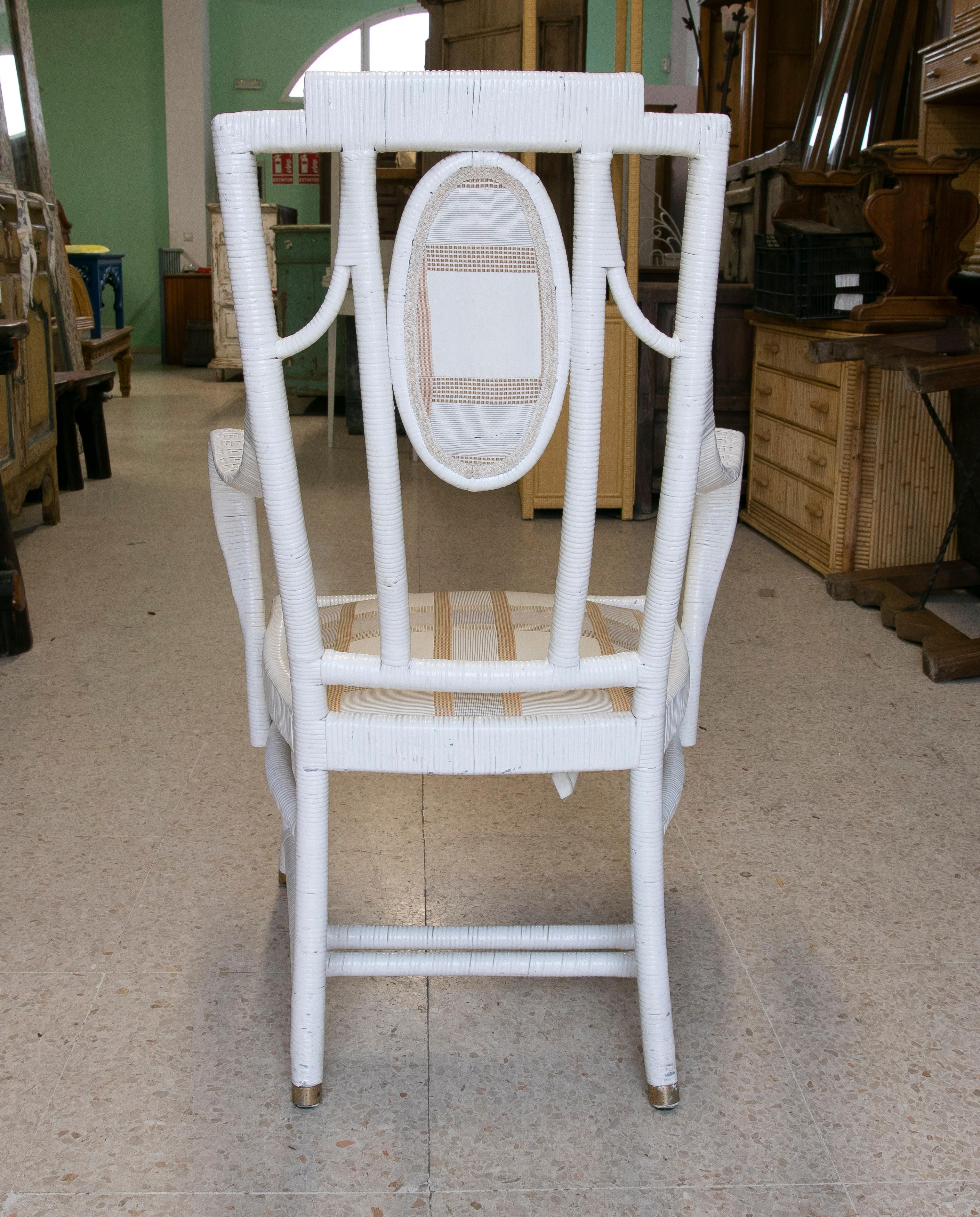 Osier Ensemble de cinq fauteuils espagnols en osier tissé sur bois blanc de la fin du 20e siècle en vente
