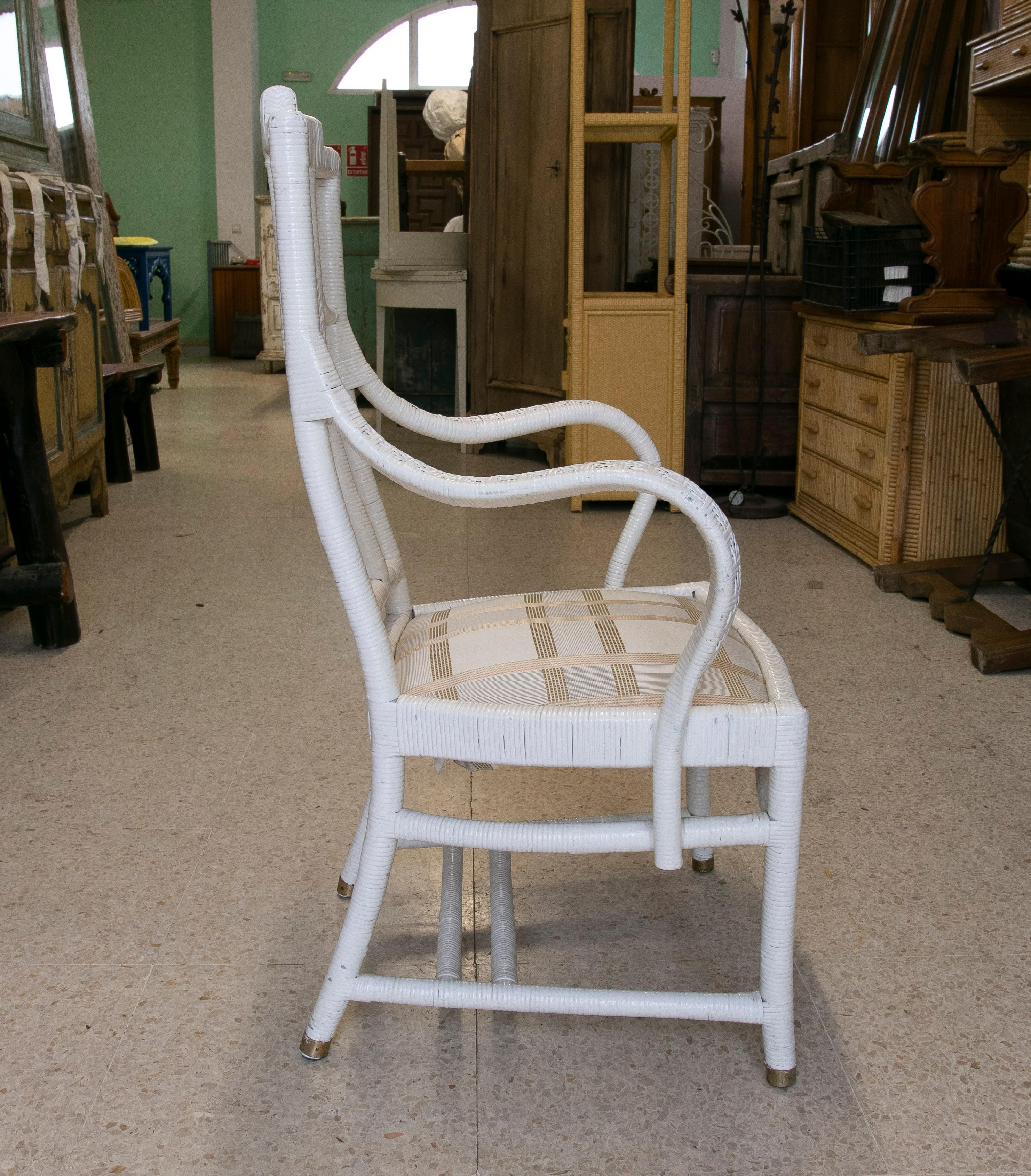 Ensemble de cinq fauteuils espagnols en osier tissé sur bois blanc de la fin du 20e siècle en vente 1