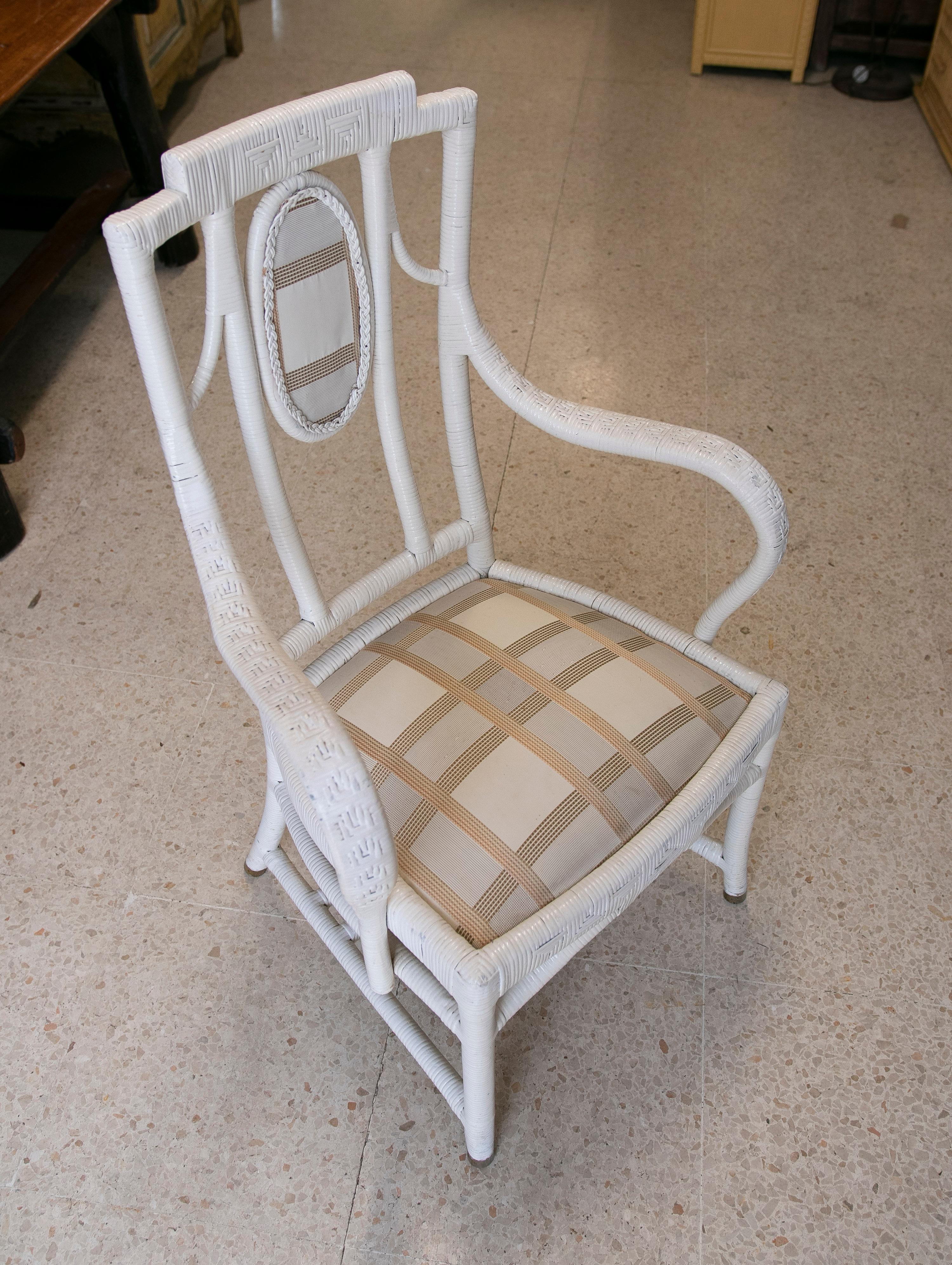 Ensemble de cinq fauteuils espagnols en osier tissé sur bois blanc de la fin du 20e siècle en vente 2