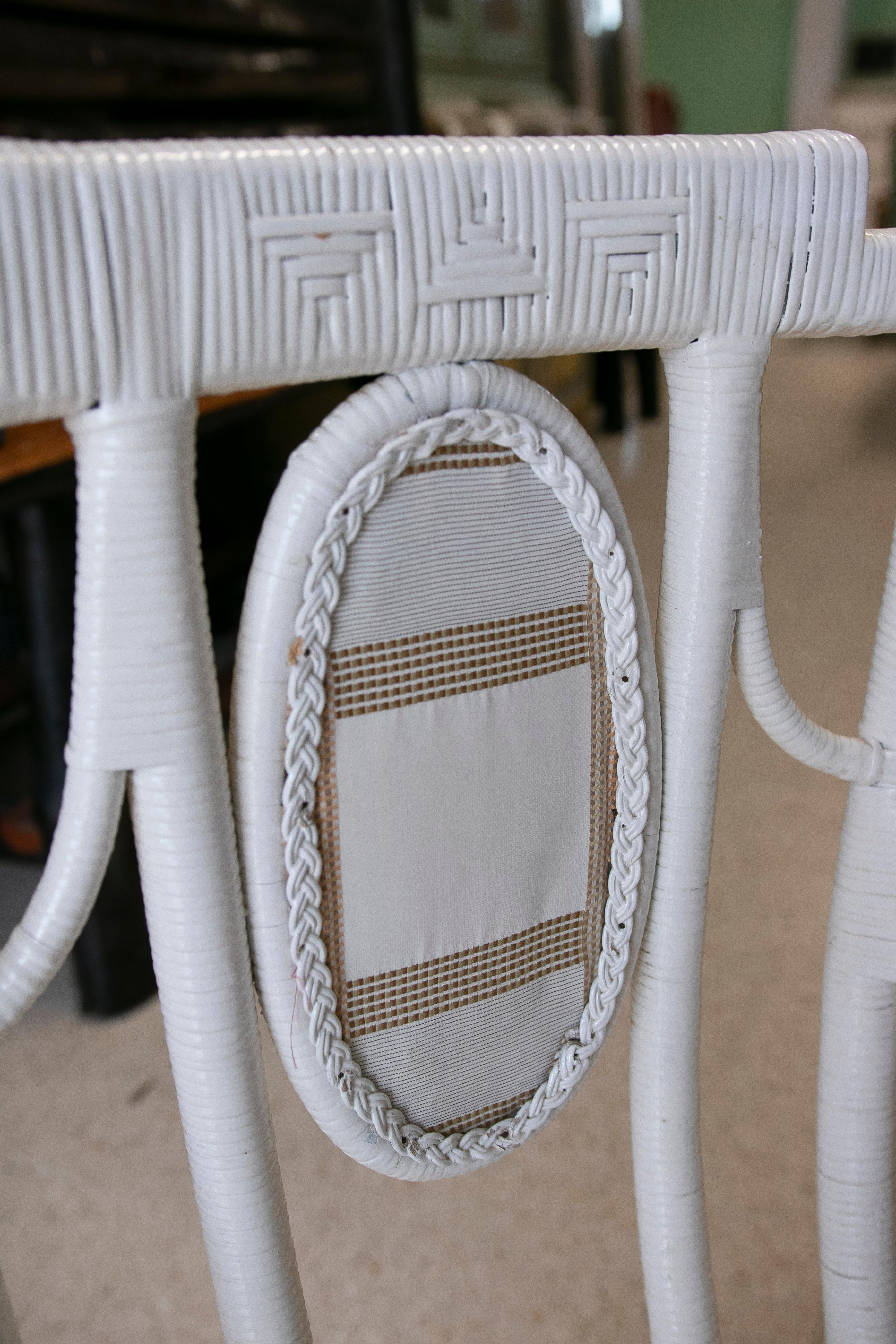 Ensemble de cinq fauteuils espagnols en osier tissé sur bois blanc de la fin du 20e siècle en vente 3