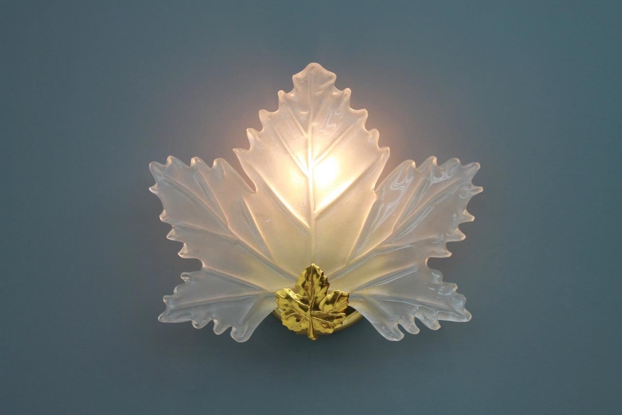 Late 20th Century One of Two Leaf Glass and Brass Wall Sconces Lights Italy 1970s Lalique Style For Sale