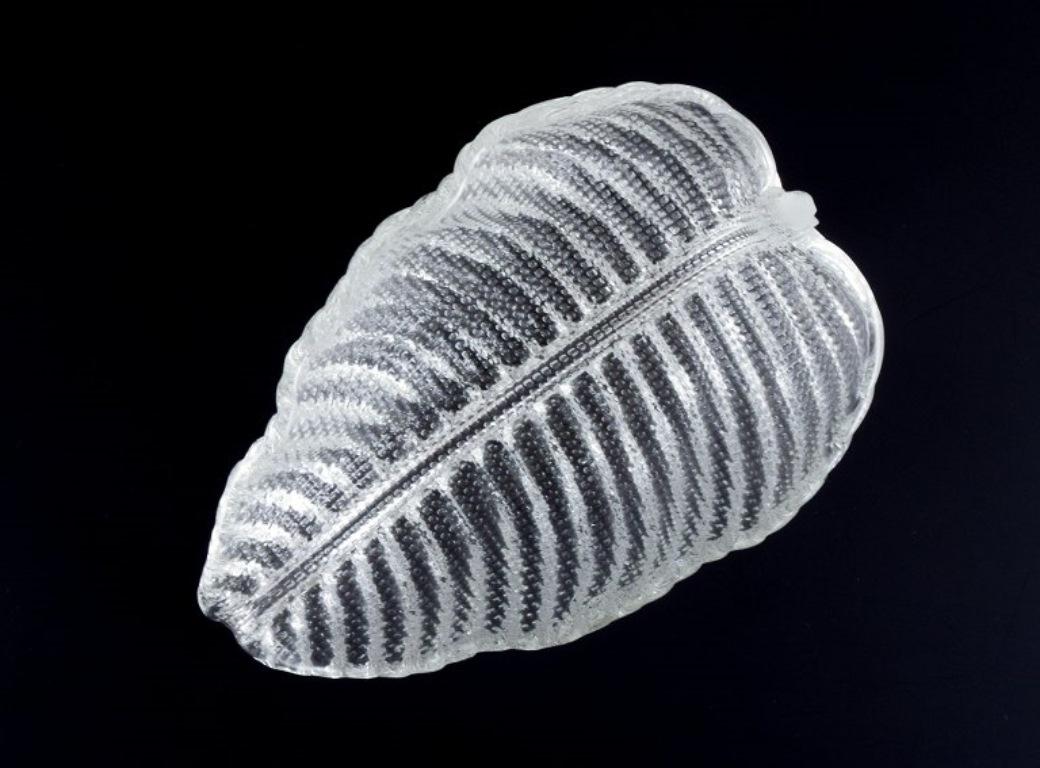 Scandinave moderne Ensemble de cinq bols en forme de feuille en verre d'art. Finlande, vers 1970 en vente