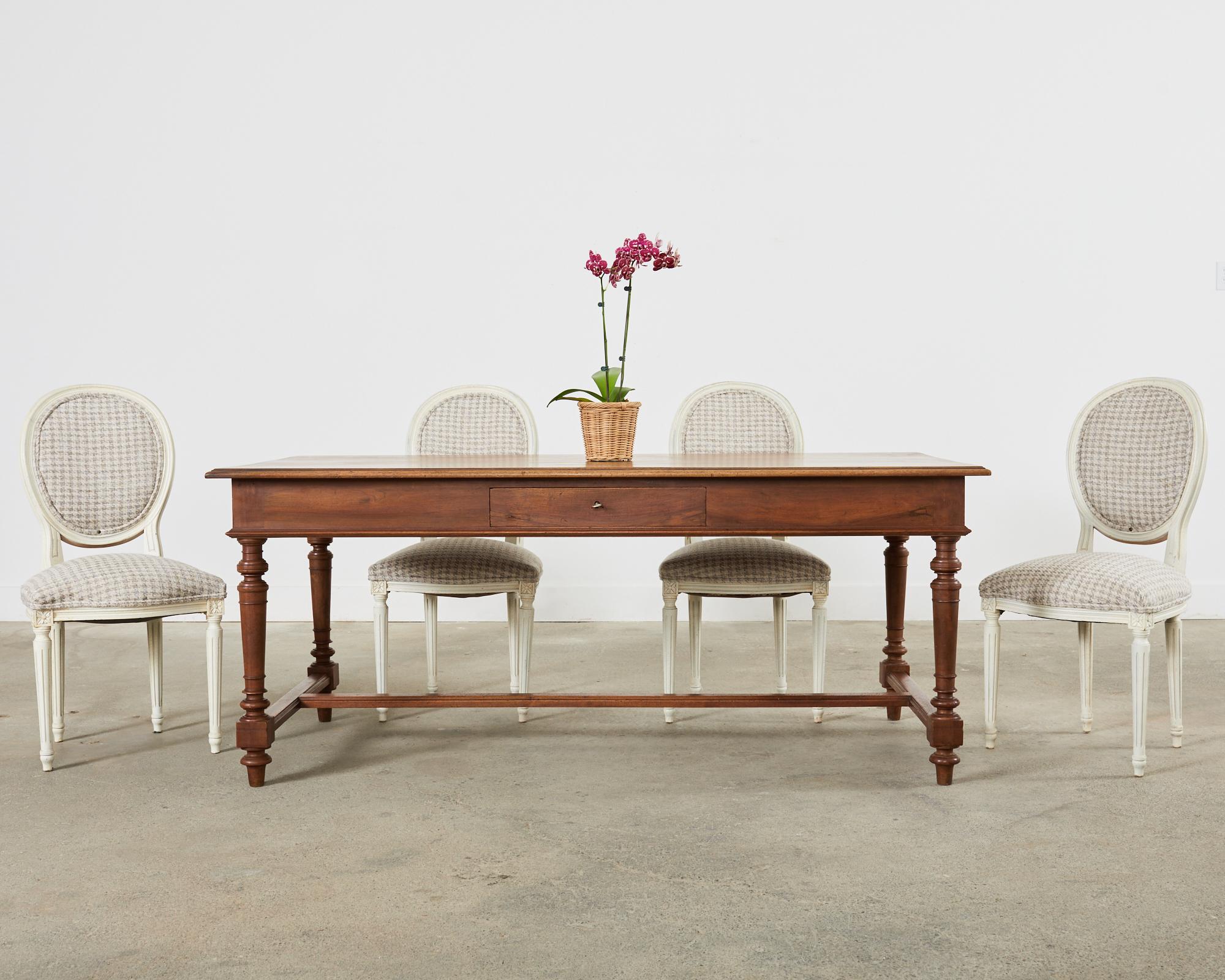 Charmant ensemble de cinq chaises de salle à manger peintes de style Louis XVI. Les chaises présentent une finition en bois peint avec une patine volontairement vieillie et en détresse sur la finition pour imiter l'âge. La finition présente une fine