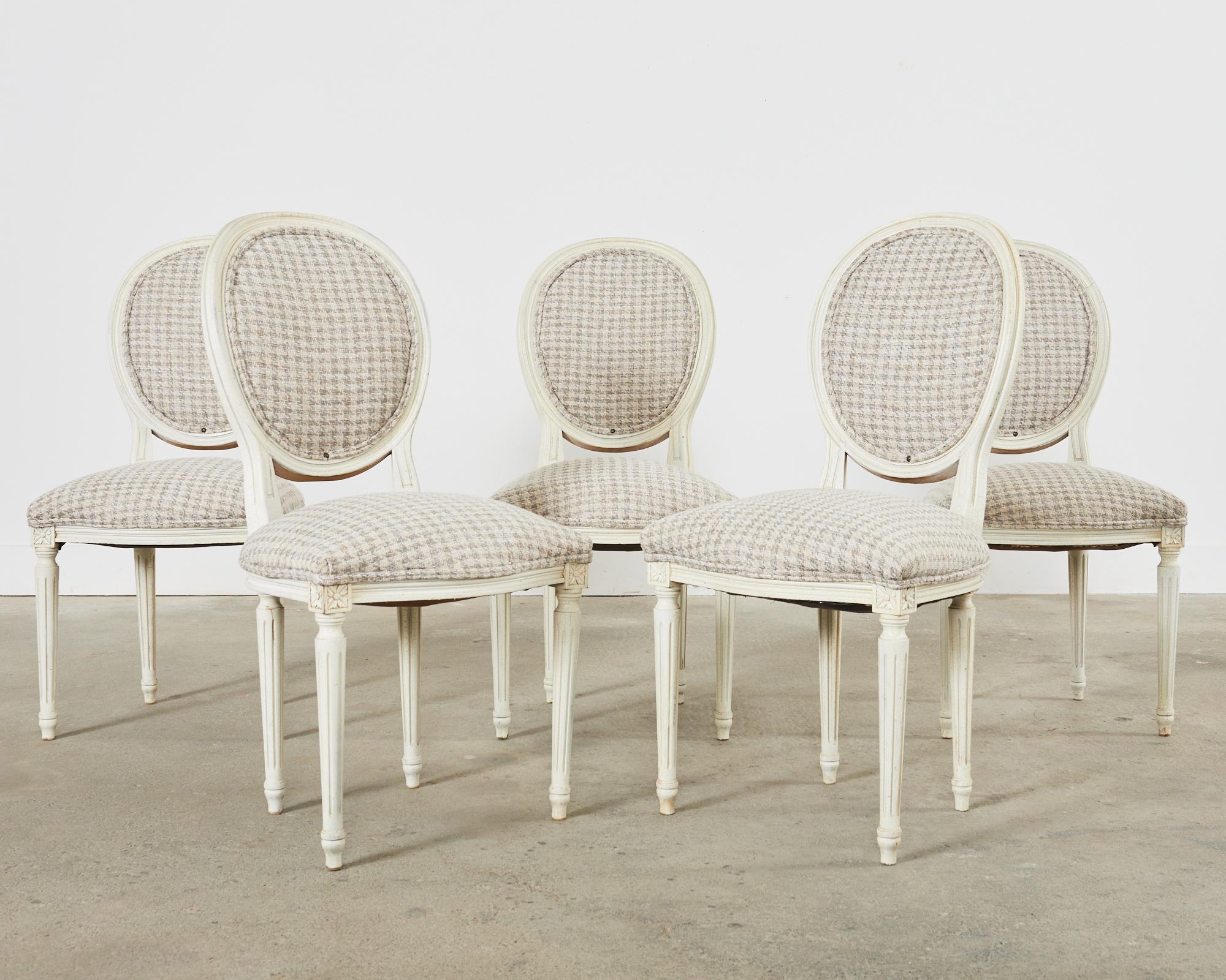 Français Ensemble de cinq chaises de salle à manger peintes de style Louis XVI avec pied-de-poule en vente