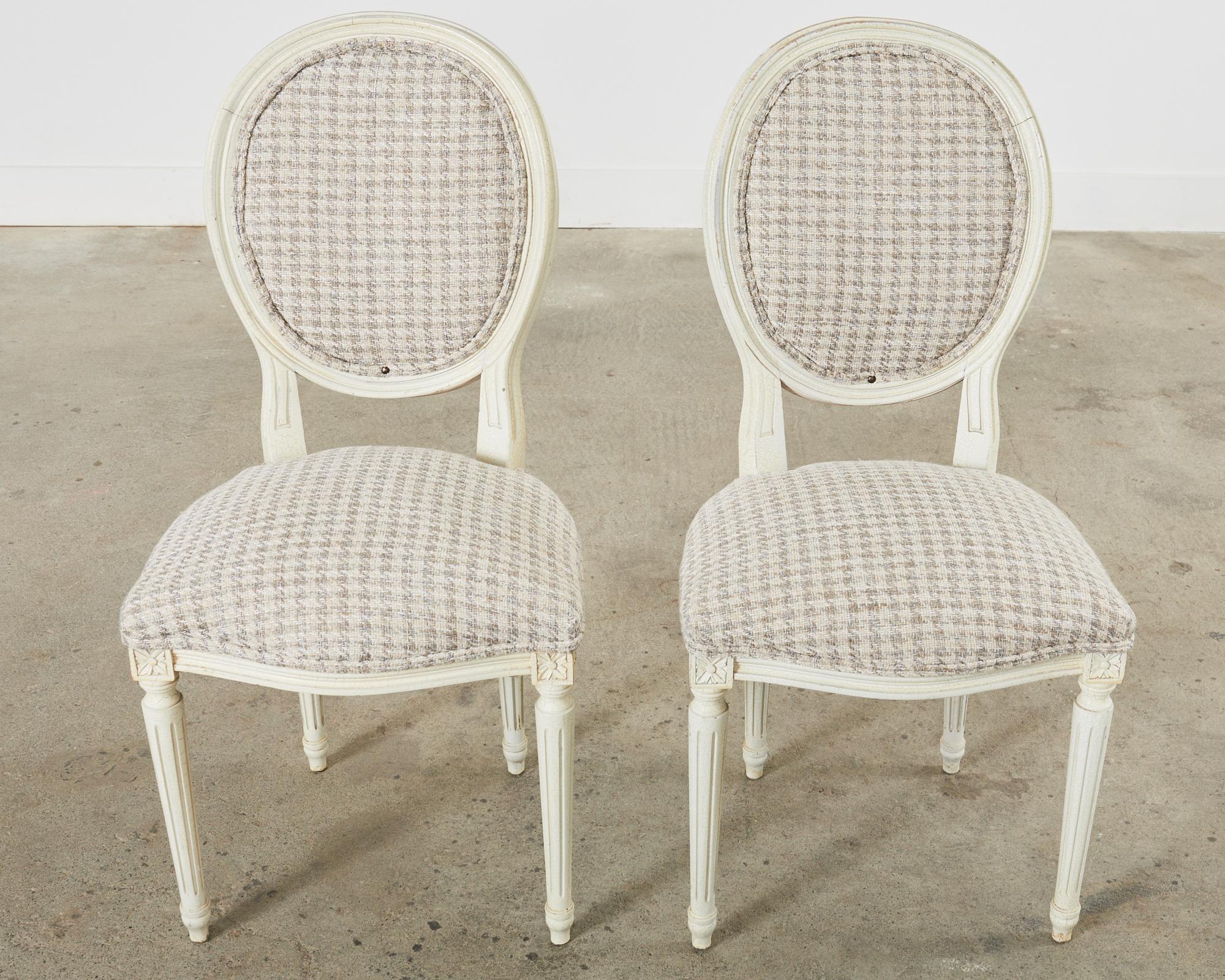 Ensemble de cinq chaises de salle à manger peintes de style Louis XVI avec pied-de-poule Bon état - En vente à Rio Vista, CA