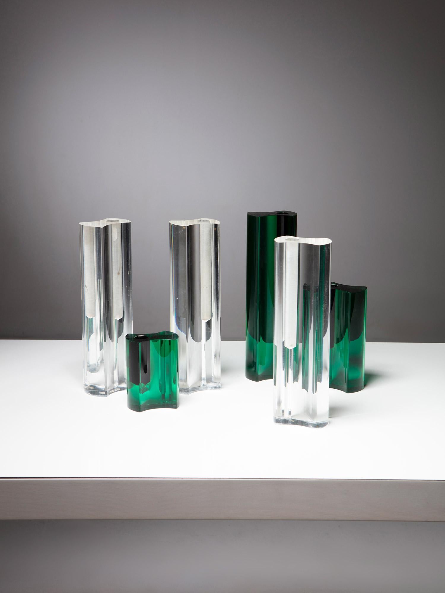 Conjunto de cinco jarrones sin plexiglás de Luigi Massoni para Guzzini.
Las piezas transparentes y verdes de diferentes alturas pueden combinarse entre sí.
La talla se refiere al modelo alto.