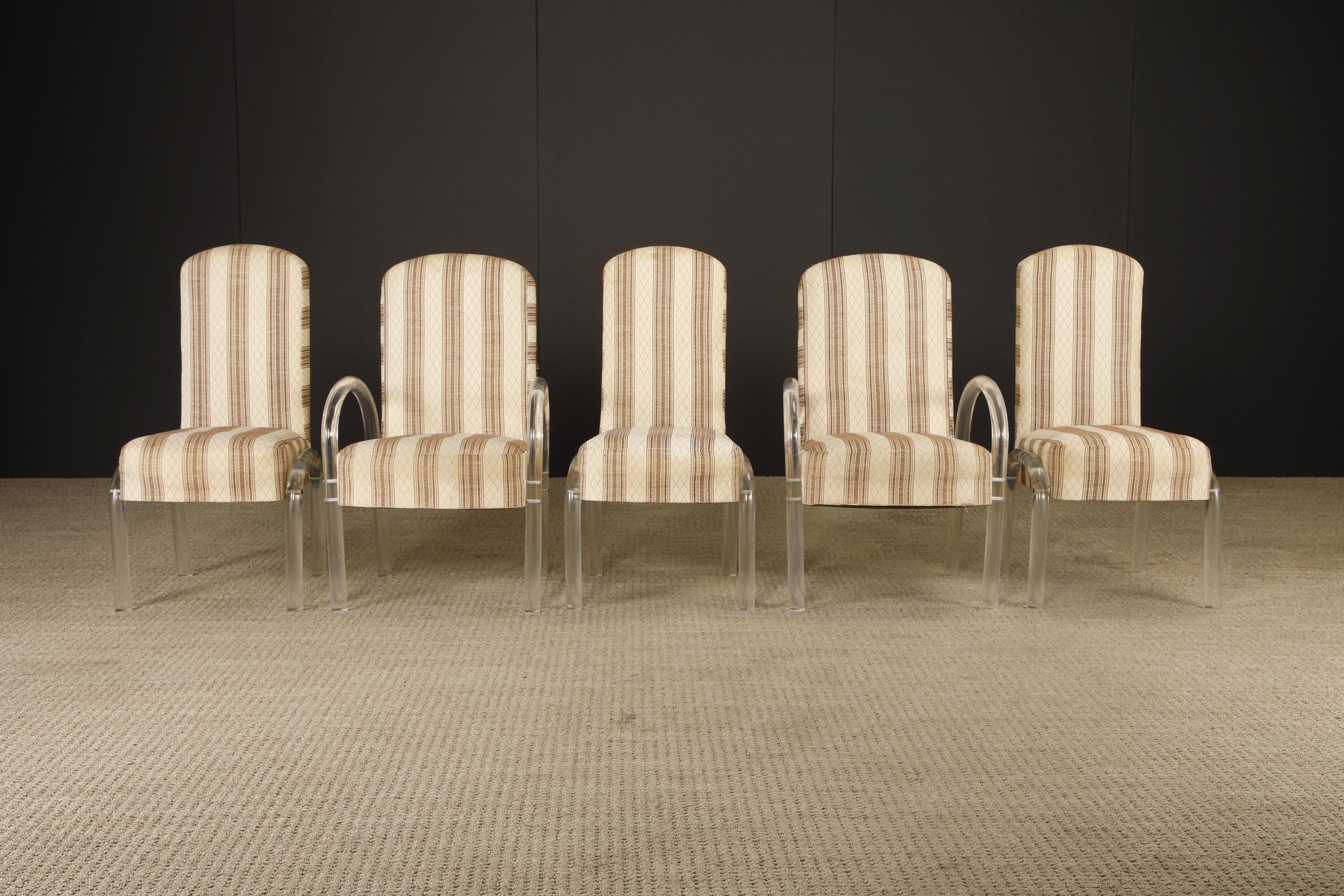 Un ensemble saisissant de cinq chaises de salle à manger de style cascade en Lucite épais et incurvé, attribué à Hill Manufacturing, avec des liens stylistiques étroits avec les designs de Charles Hille Jones et Leon Rosen pour Pace Collection.