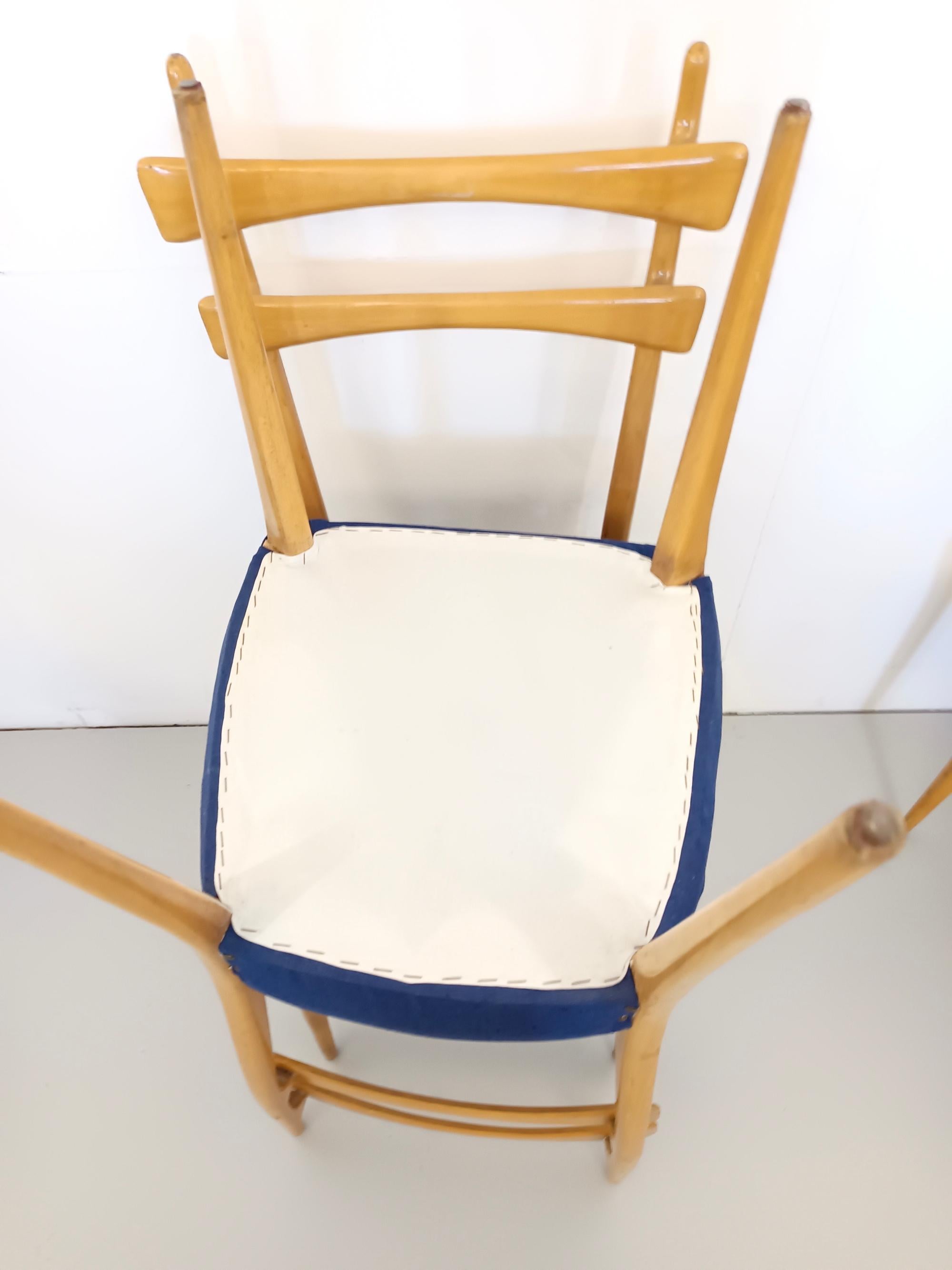 Set di cinque sedie da pranzo in acero con tessuto blu oltremare, Italia in vendita 3