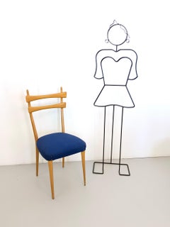 Satz von fünf Esszimmerstühlen aus Ahornholz mit ultramarinblauem Stoff, Italien