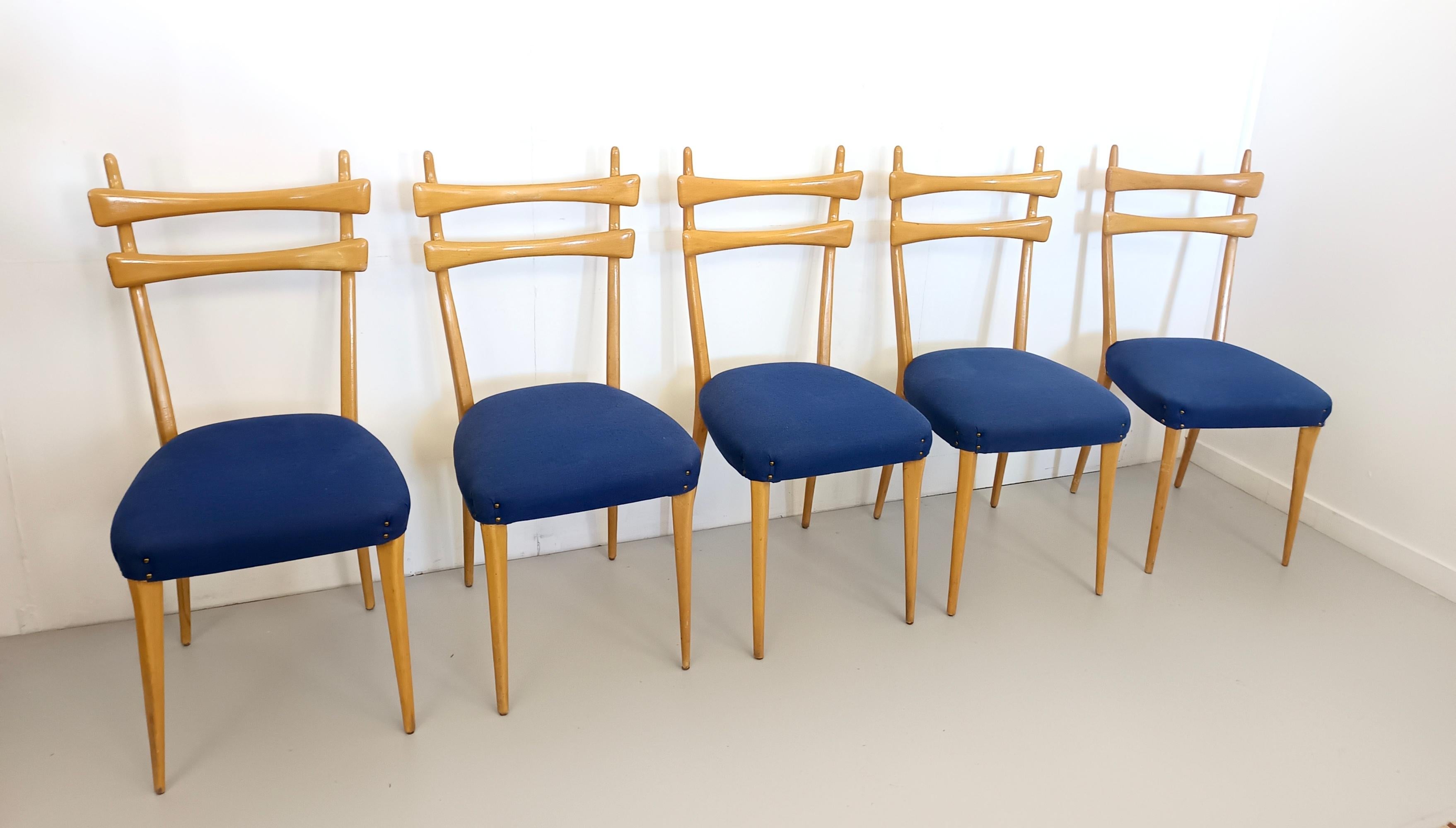 Mid-Century moderno Set di cinque sedie da pranzo in acero con tessuto blu oltremare, Italia in vendita