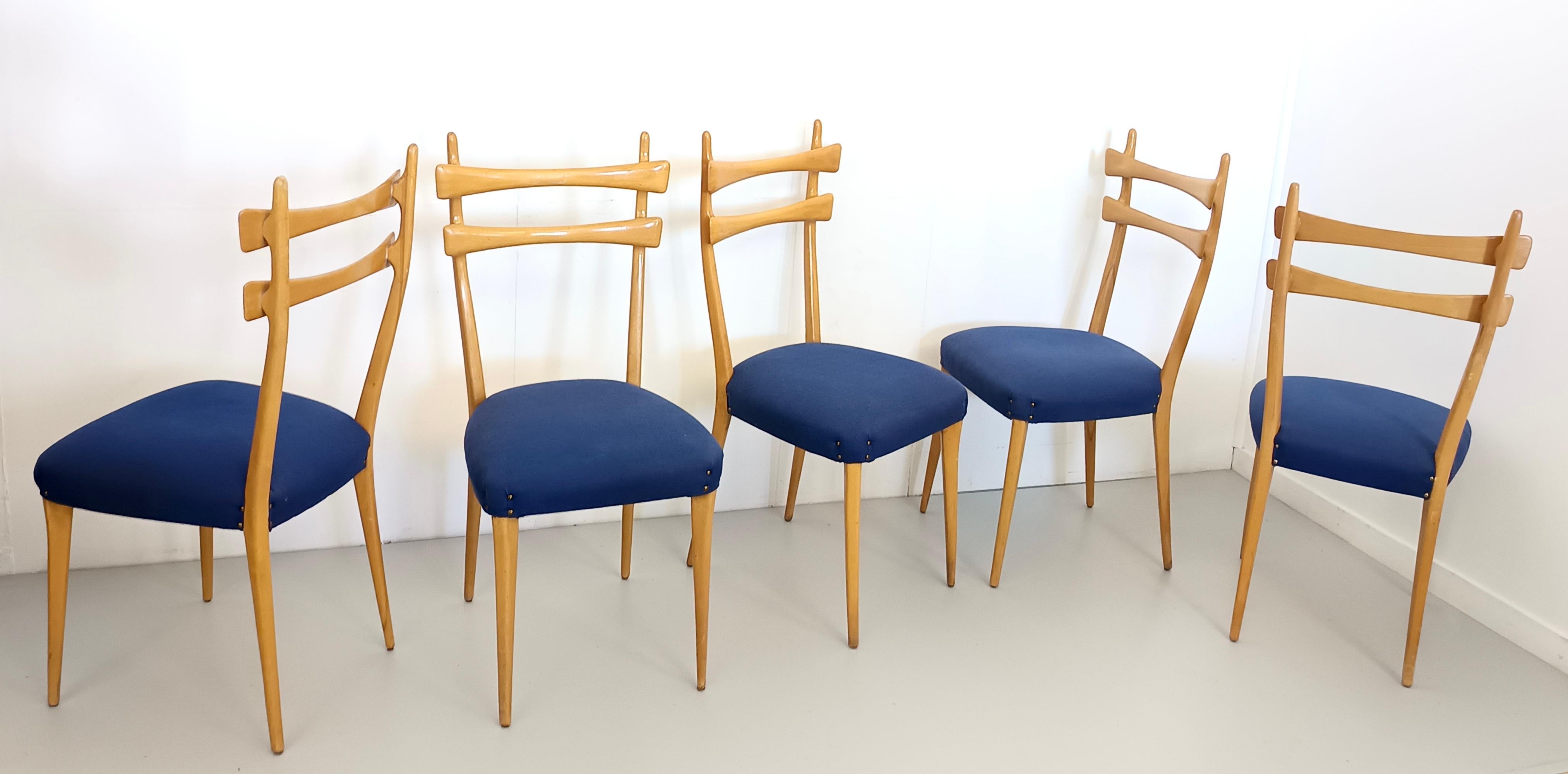 Italiano Set di cinque sedie da pranzo in acero con tessuto blu oltremare, Italia in vendita