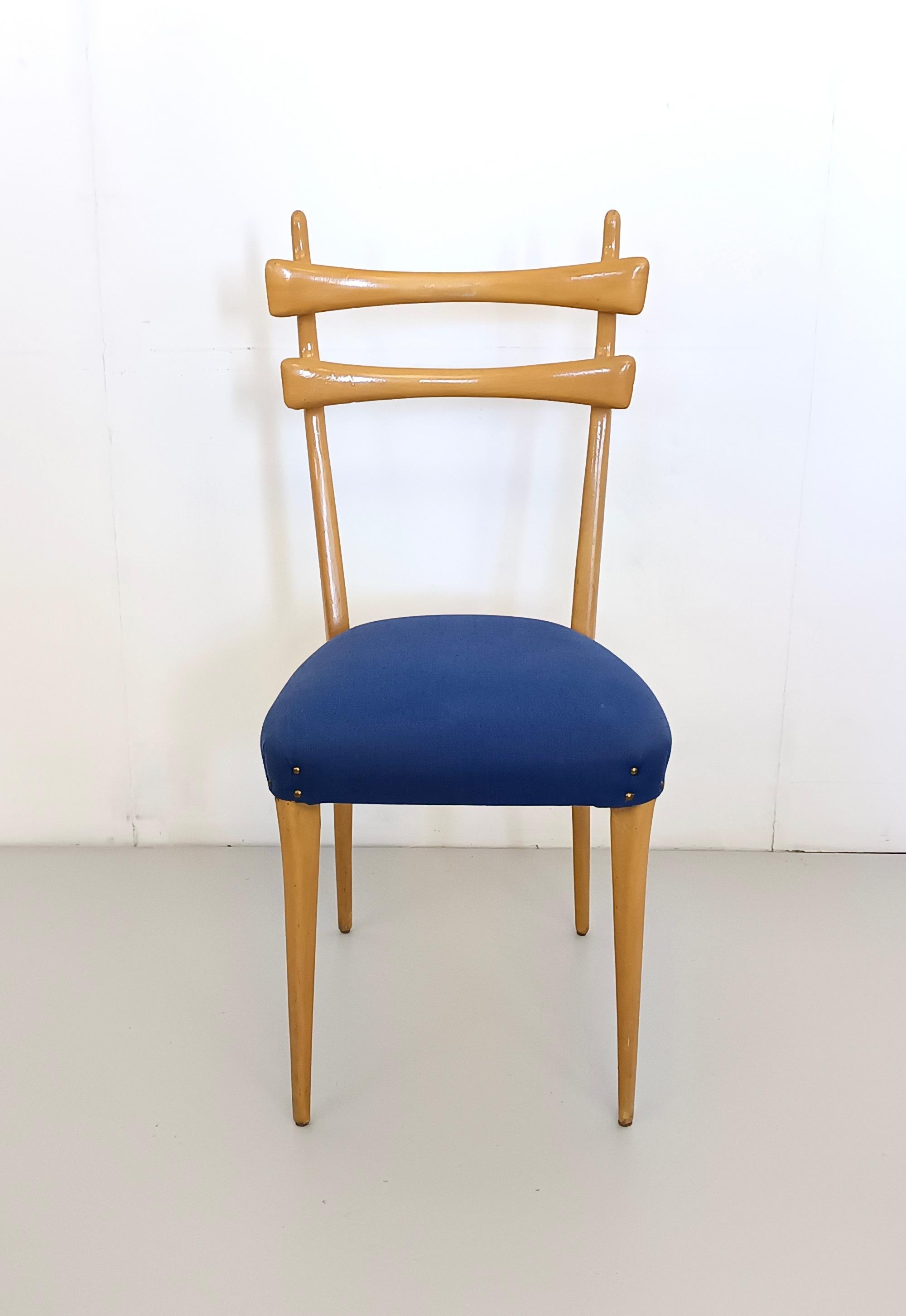 Metà XX secolo Set di cinque sedie da pranzo in acero con tessuto blu oltremare, Italia in vendita
