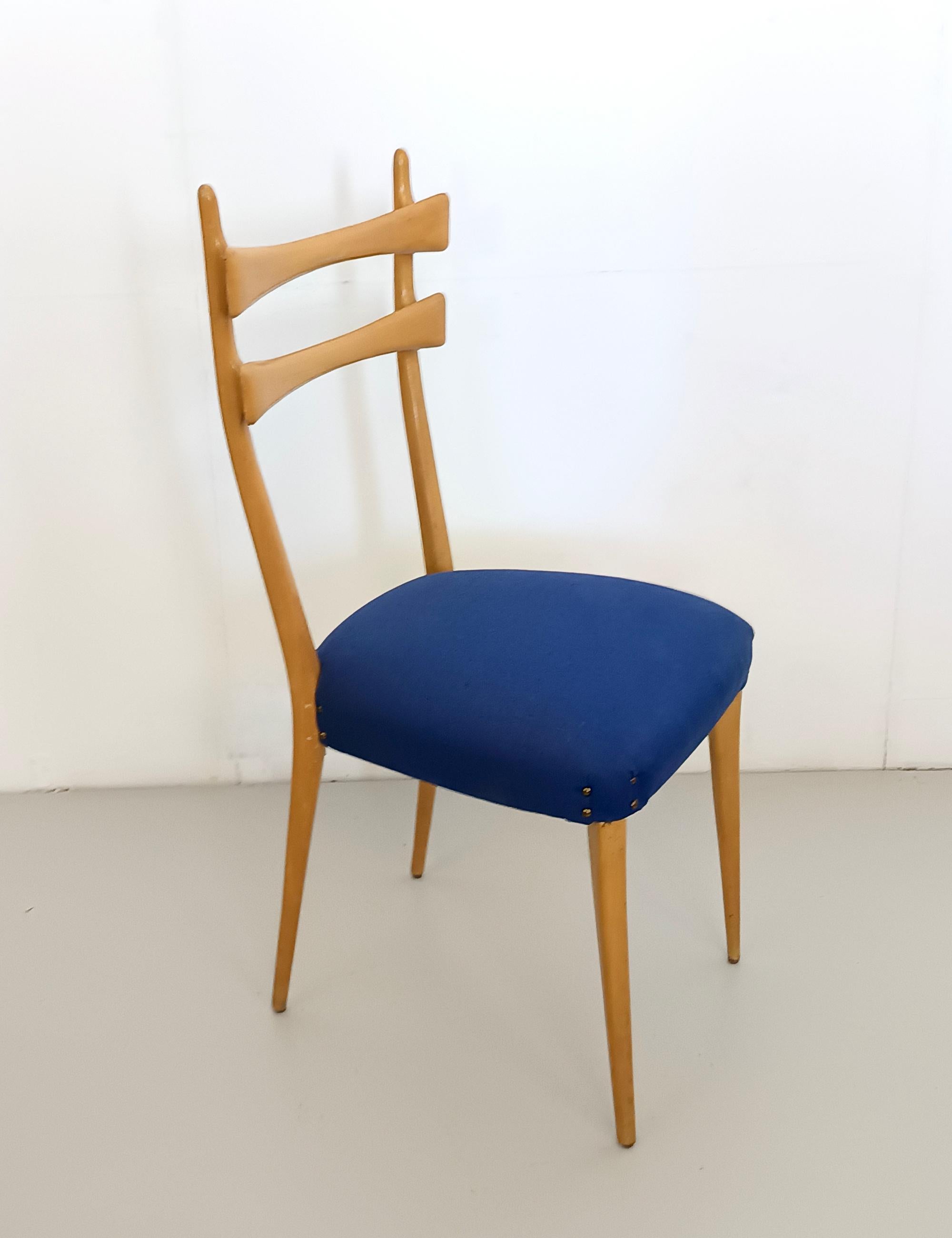 Raso Set di cinque sedie da pranzo in acero con tessuto blu oltremare, Italia in vendita