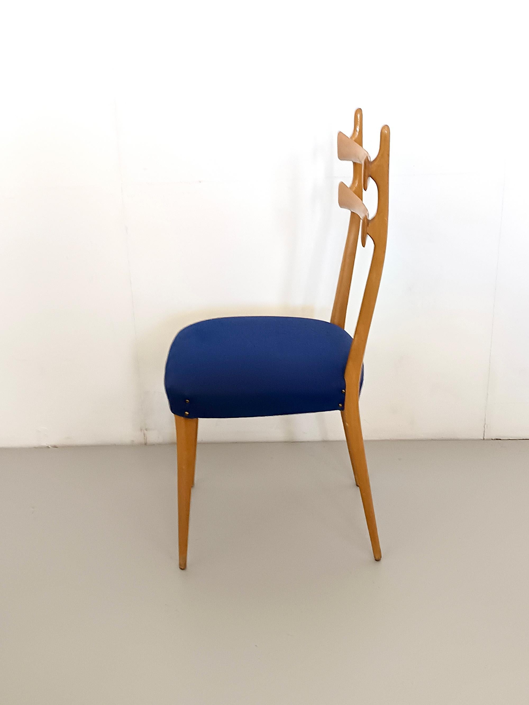 Set di cinque sedie da pranzo in acero con tessuto blu oltremare, Italia in vendita 1