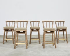 Set von fünf McGuire-Barhockern aus gekälktem Rattan mit Thekenhöhe aus Keramik