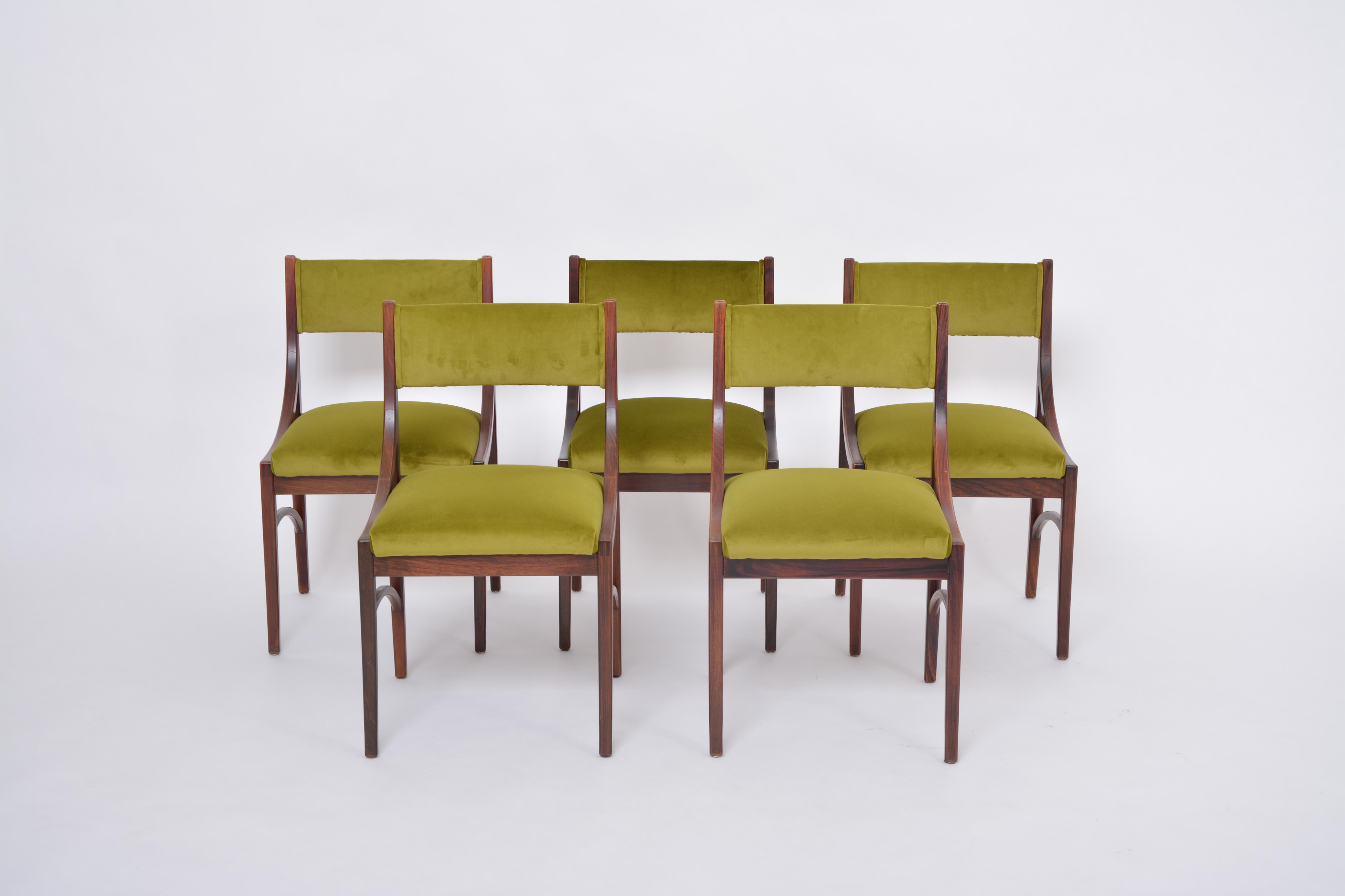 Satz von fünf grünen neu gepolsterten Esszimmerstühlen von Ico Parisi, Mid-Century Modern 
Ico Parisi entwarf 1960 den Stuhl Modell 110. Die hier angebotenen Stühle sind eine Version mit gepolsterter Rückenlehne dieses Modells. Die Stühle wurden von