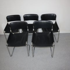 Conjunto de cinco sillas de cuero modernas de mediados de siglo, Italia, años 70