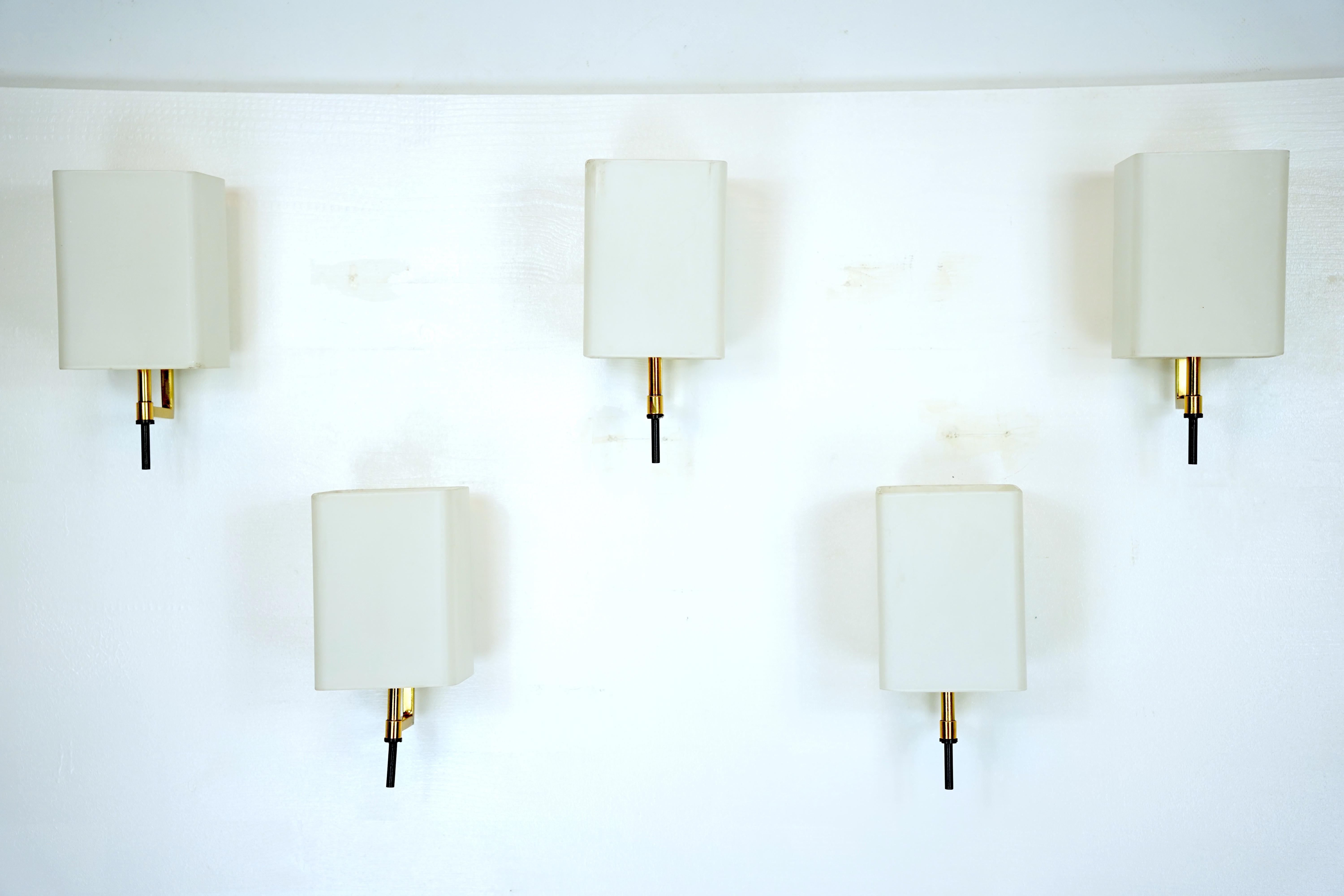 Set of five Italian sconces manufactured by Stilnovo during the 50s. No label or mark.
Great general vintage condition but a small crack in the back of a glass not visible when mounted. Attached the detailed image. Full working with EU standard,
