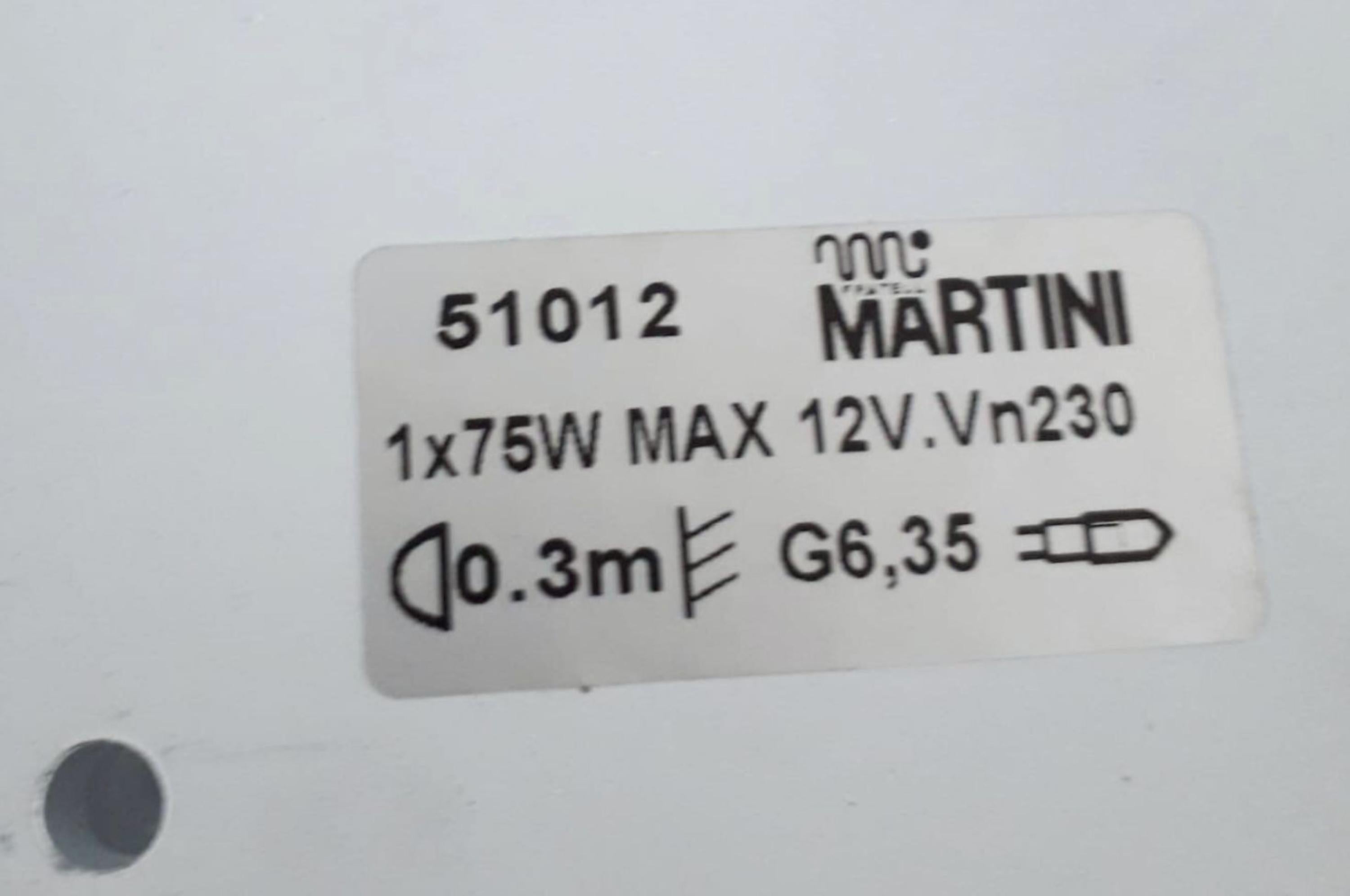 Ensemble de cinq lampes semi-affleurantes vintage italiennes du milieu du siècle avec un diffuseur en verre biseauté rond monté sur un cadre en métal blanc / Fabriqué en Italie par Fratelli Martini, vers les années 1970.
Label original sur le