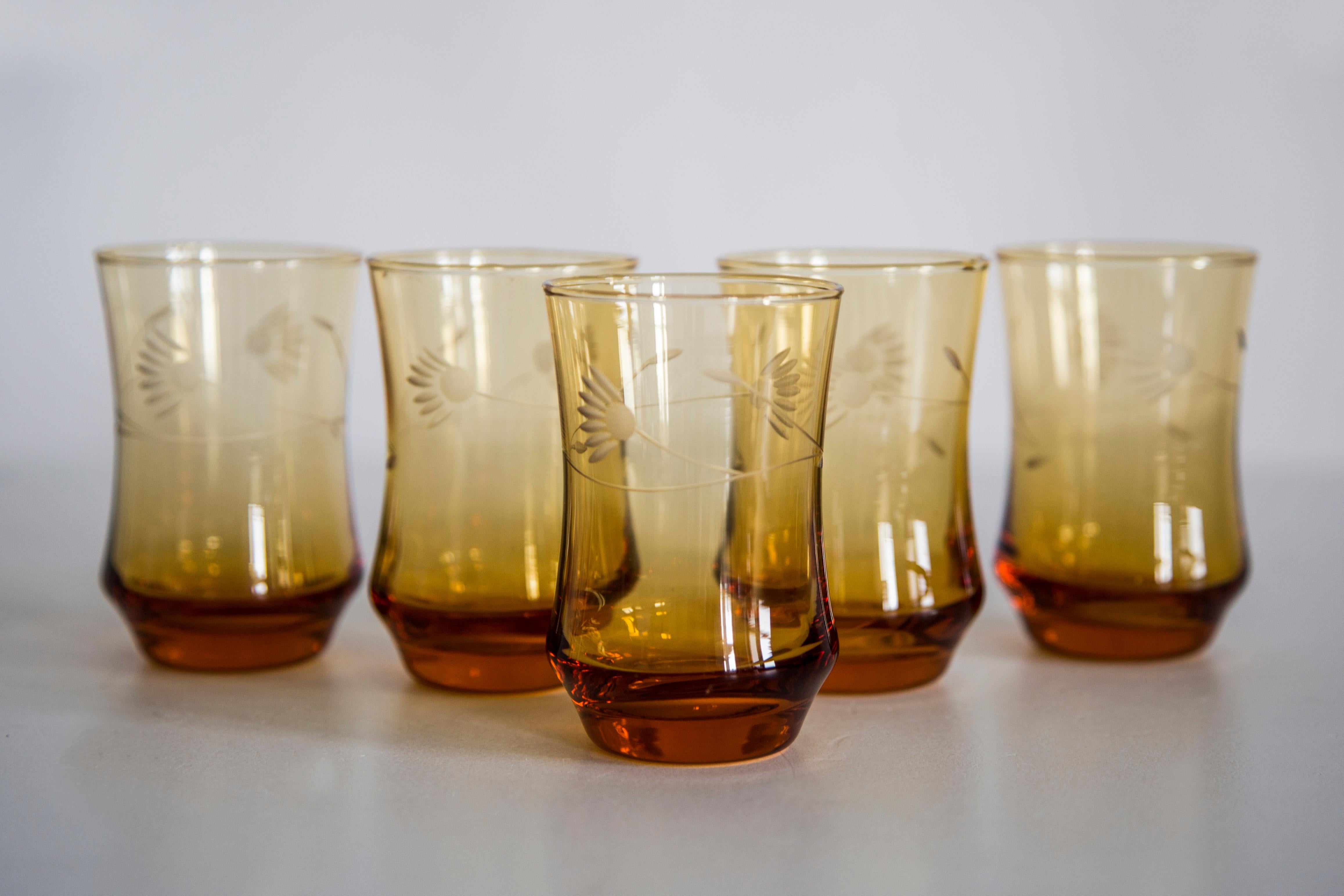 Juego de cinco vasos amarillos pequeños de mediados de siglo, Europa, años 60 Moderno de mediados de siglo en venta