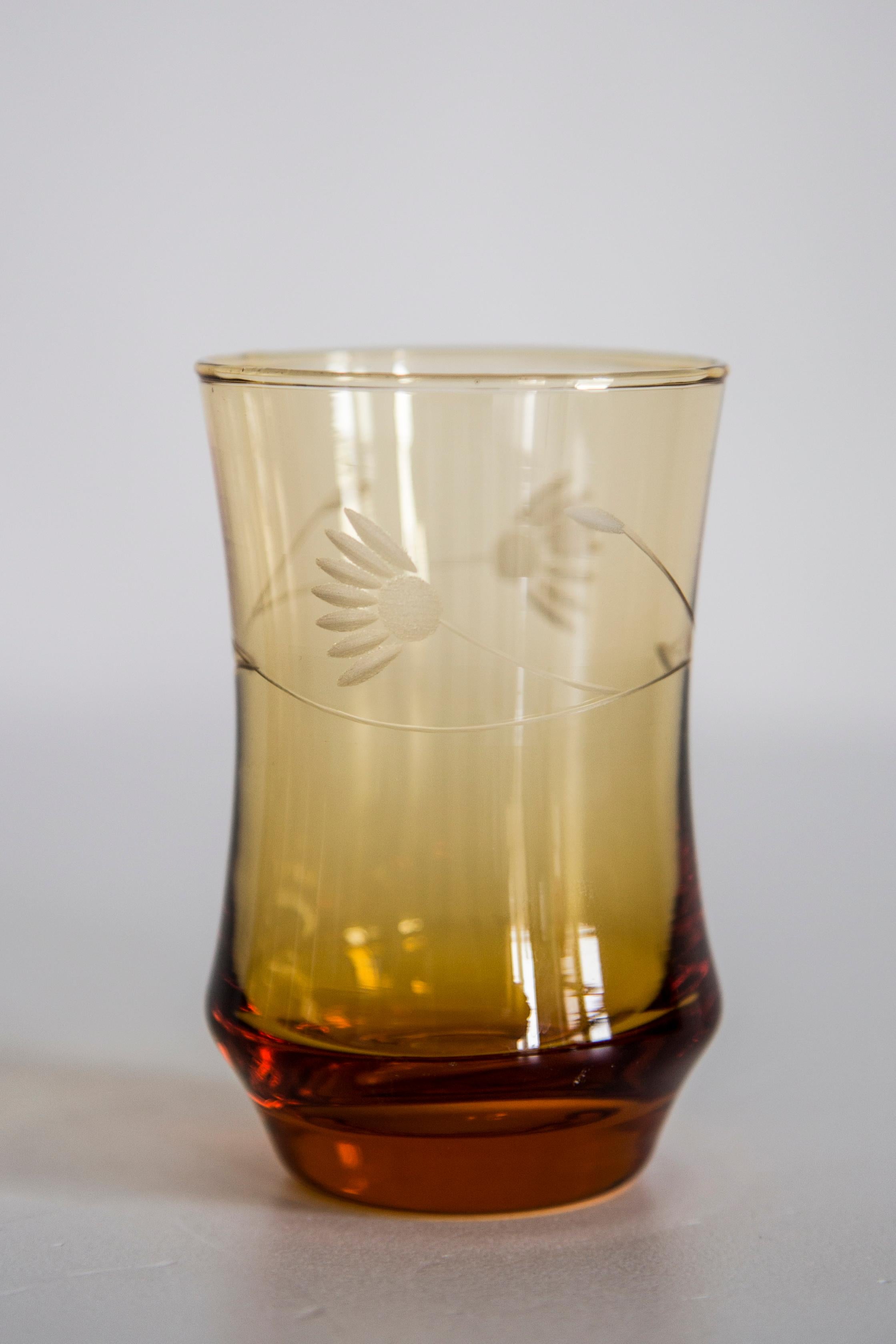 Juego de cinco vasos amarillos pequeños de mediados de siglo, Europa, años 60 Polaco en venta