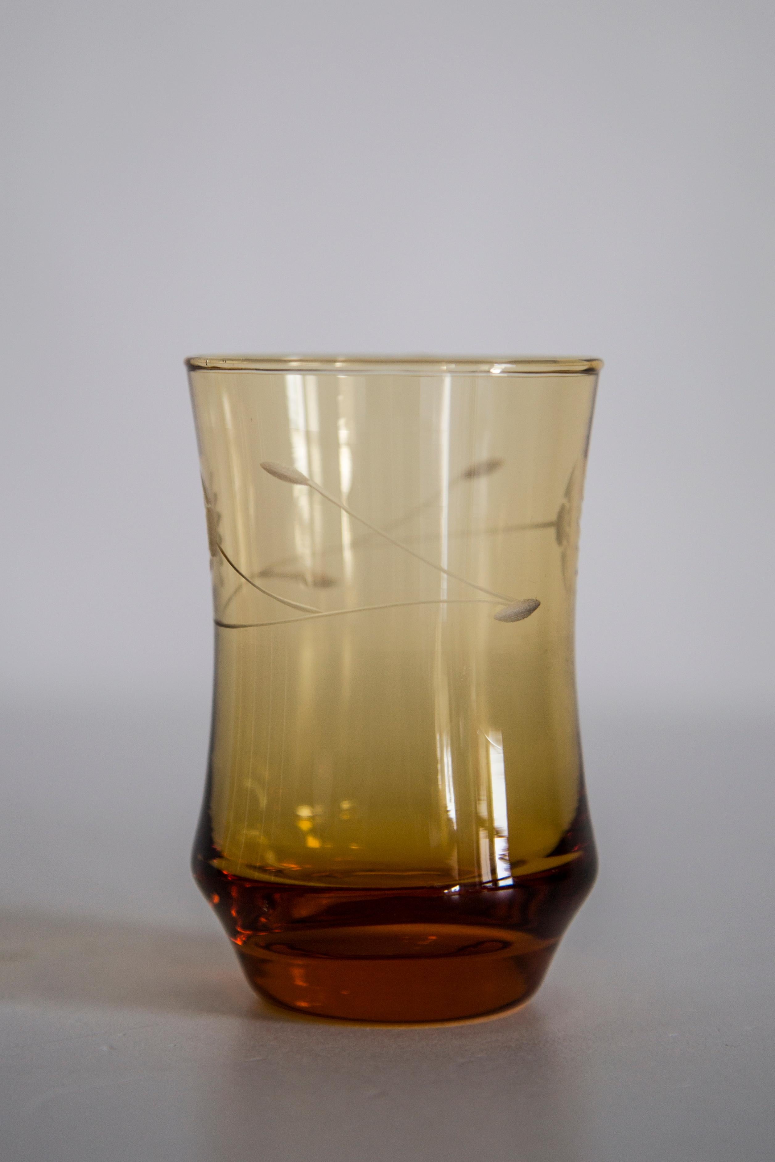 Juego de cinco vasos amarillos pequeños de mediados de siglo, Europa, años 60 Hecho a mano en venta