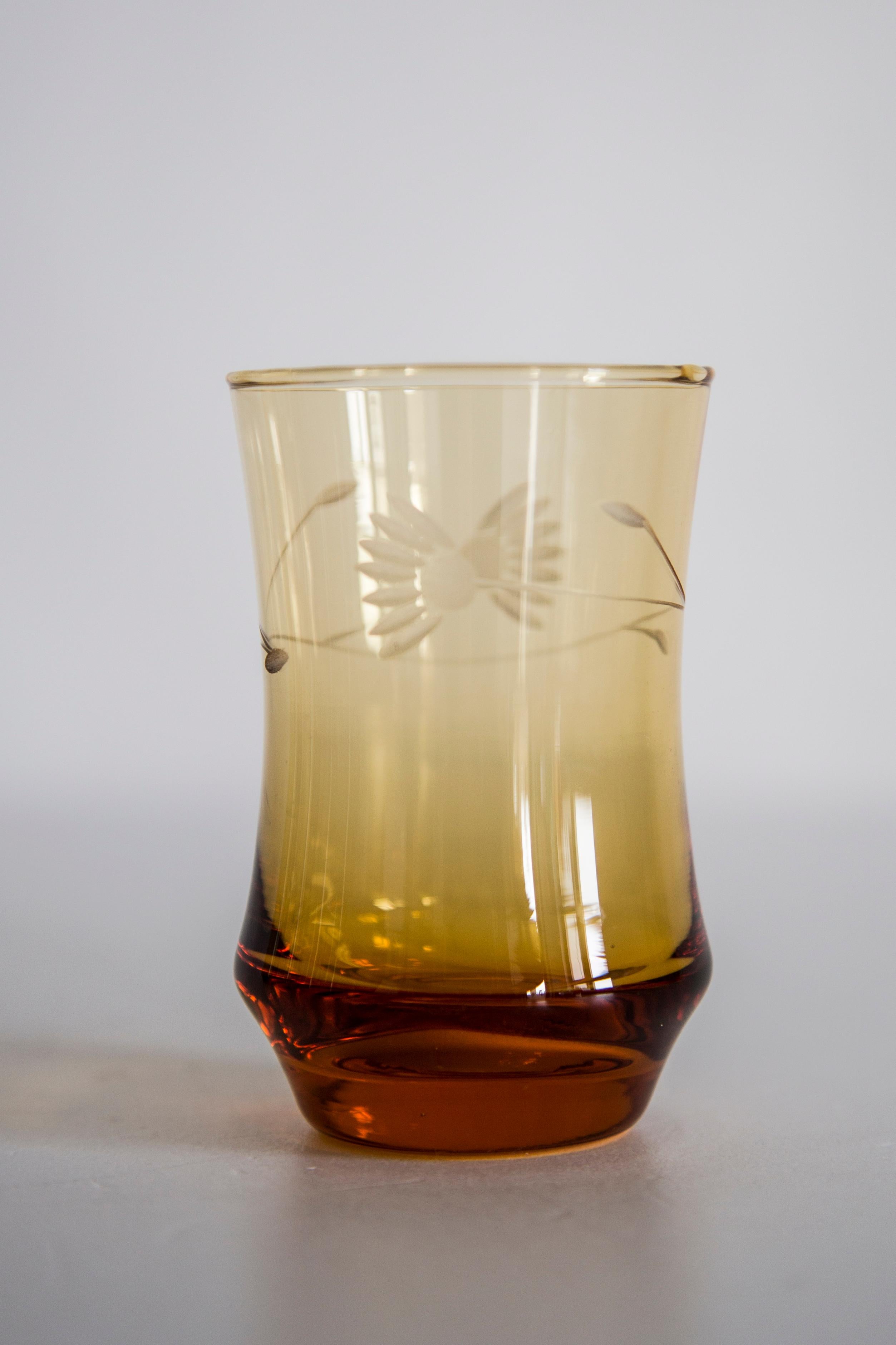 Juego de cinco vasos amarillos pequeños de mediados de siglo, Europa, años 60 en Bueno estado para la venta en 05-080 Hornowek, PL