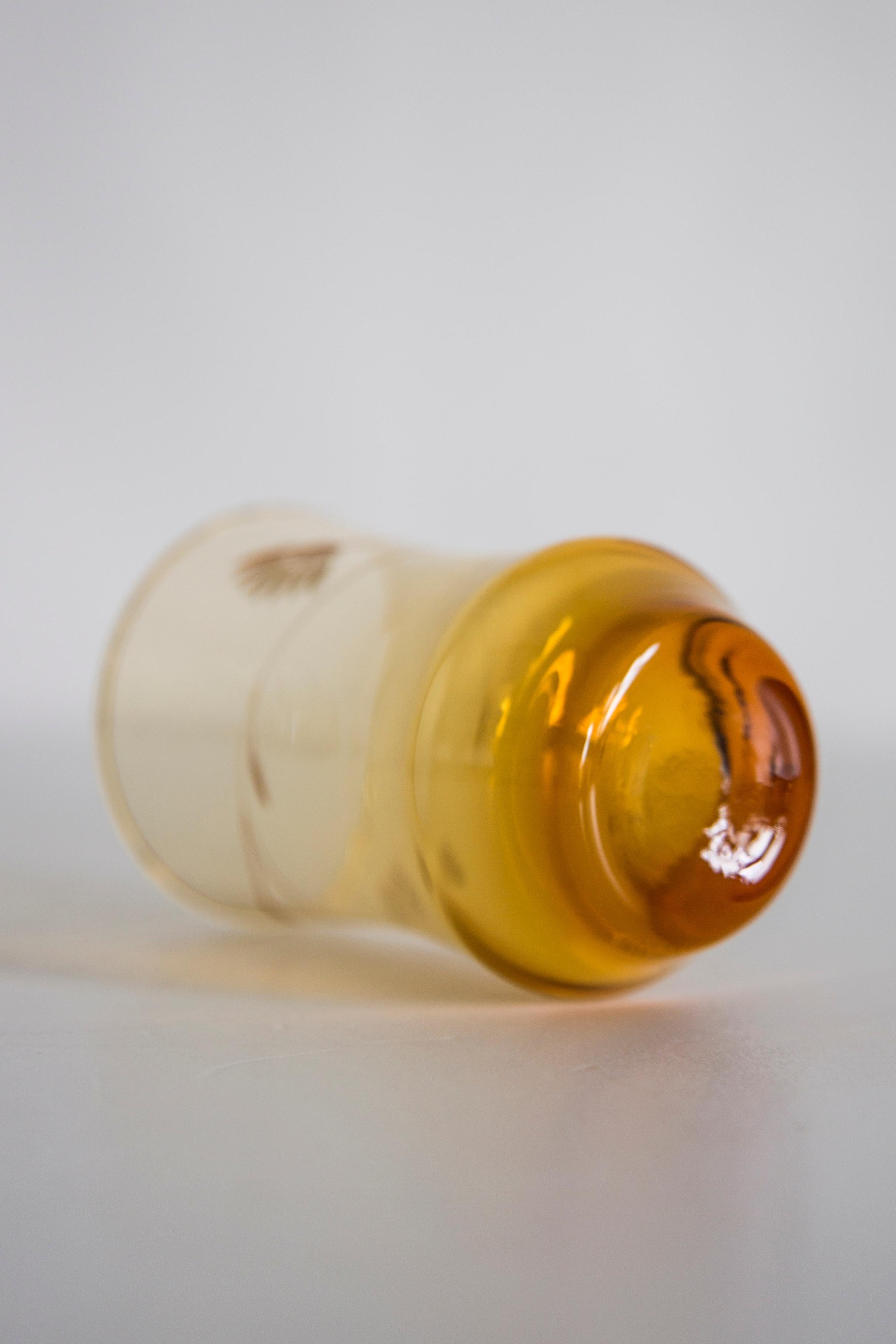 Juego de cinco vasos amarillos pequeños de mediados de siglo, Europa, años 60 en venta 1