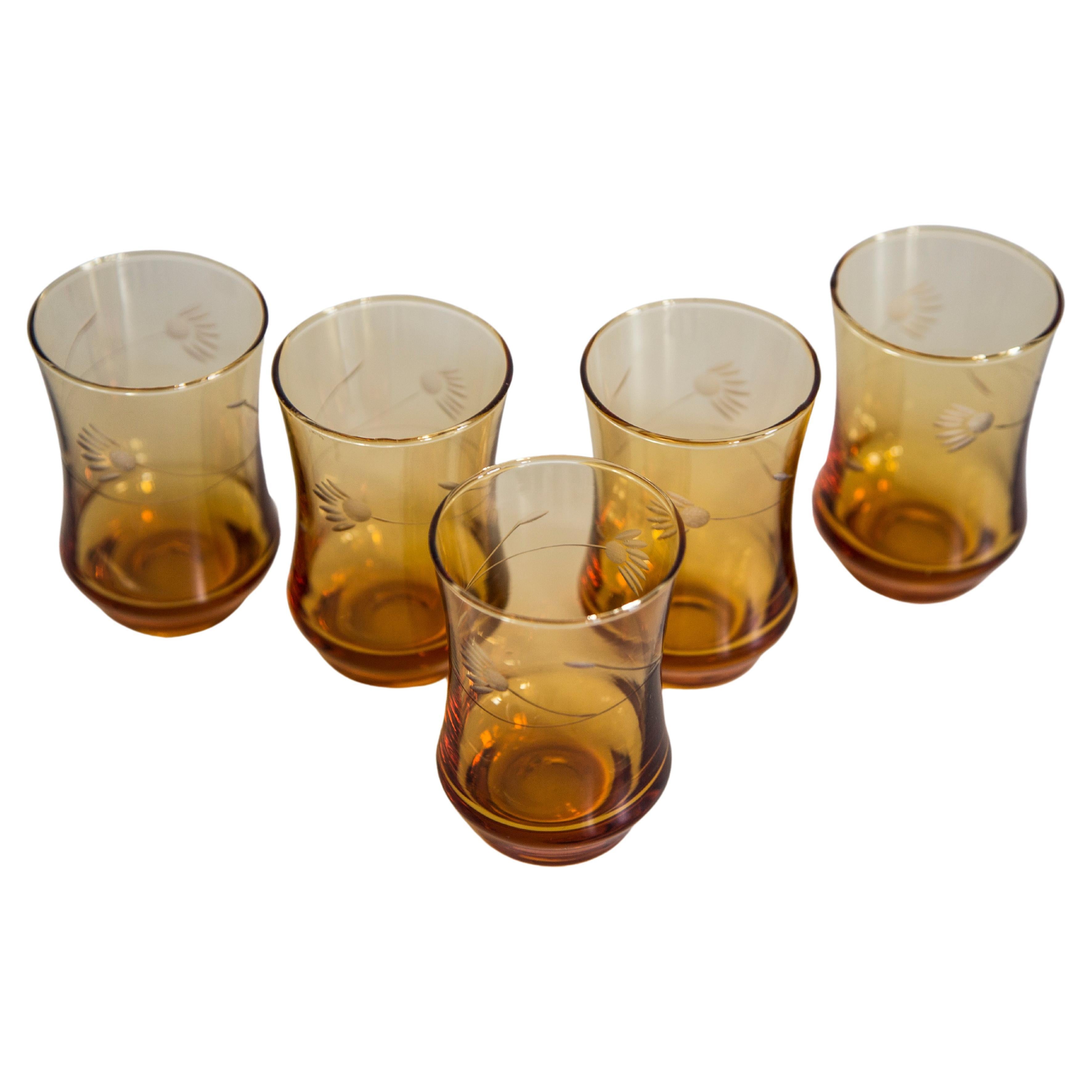 Juego de cinco vasos amarillos pequeños de mediados de siglo, Europa, años 60 en venta