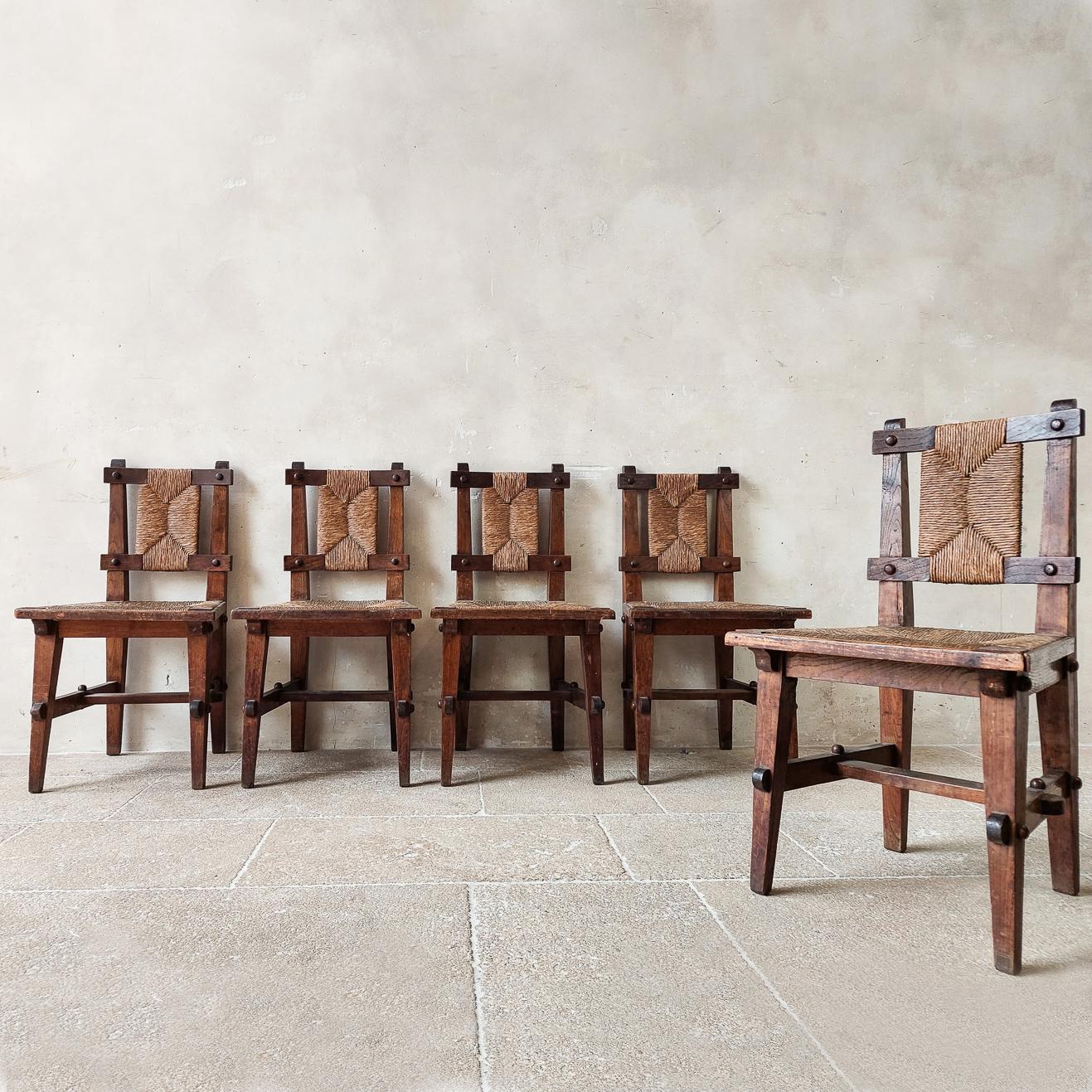 Set of five Mid-century Brutalist style Spanish Finca dining room chairs in oak wood with rush straw seats and backrests. 


h 84 x w 46 x d 45 cm
seat height 44 cm