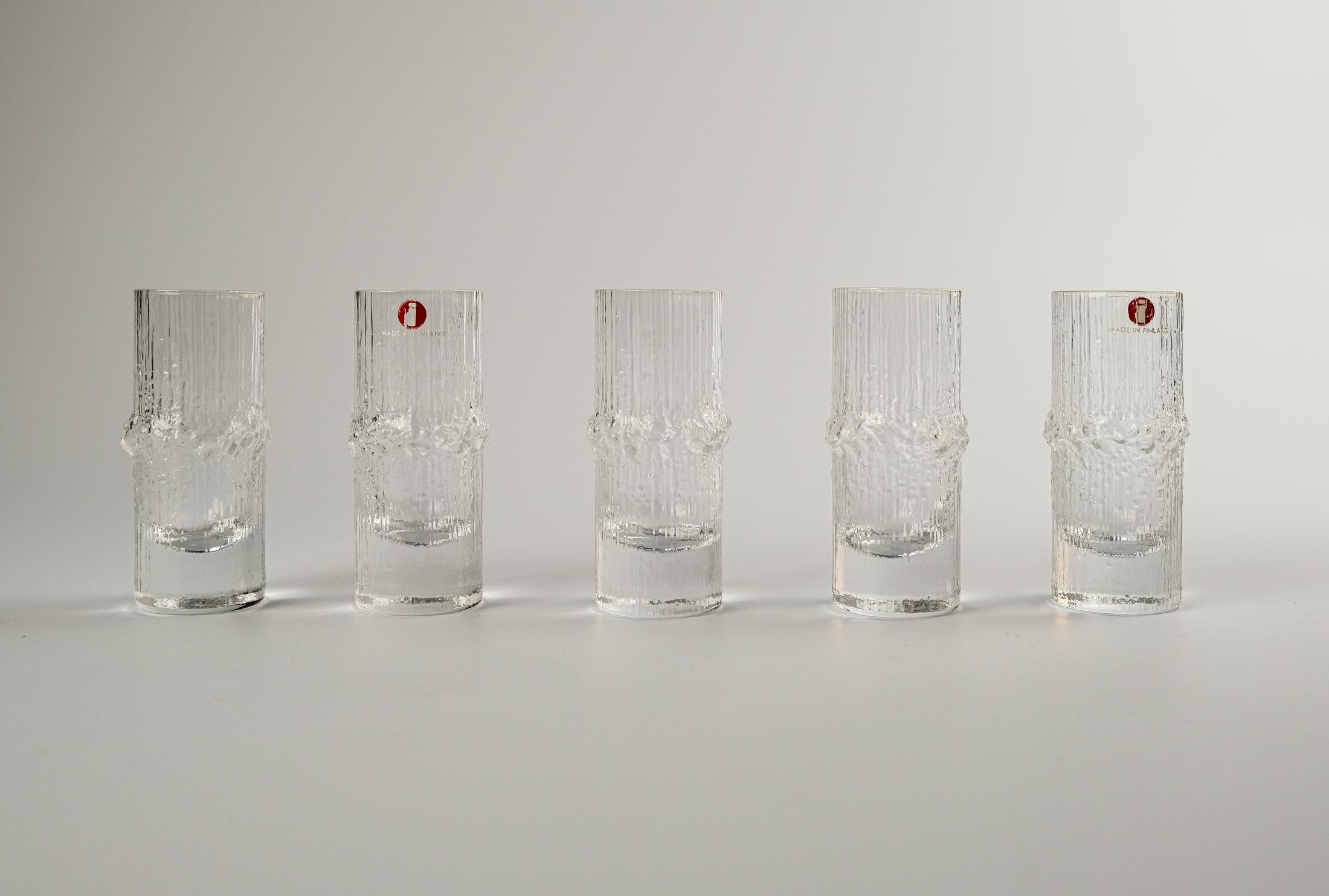 Nous proposons à la vente un ensemble de cinq verres à liqueur ou à shot Tapio Wirkkala 